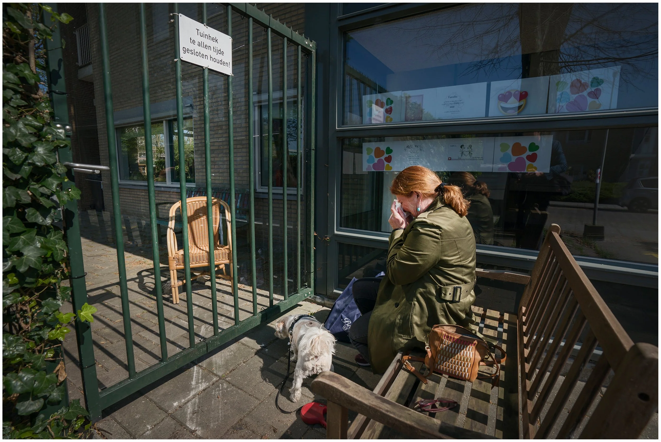  Mantelzorger Annelou Ypeij op bezoek bij haar man in verpleeghuis Mariahoeve in Den Haag. Ivm Corona is er een speciale bezoekplek mogelijk gemaakt door een plastic scherm vast te maken aan een hekwerk.   