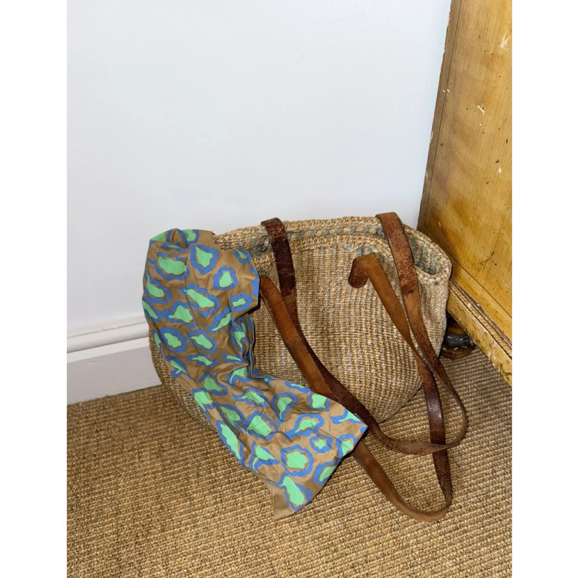 Common Hours at This House gallery, works on paper and textiles ~ closing this Saturday 19th ~ thanks to all who have visited. Also available to see and buy online ~ link in bio 

Leaf scarf
53 x 53 cm
screen printed with @firstfloorstudio 
Japanese 
