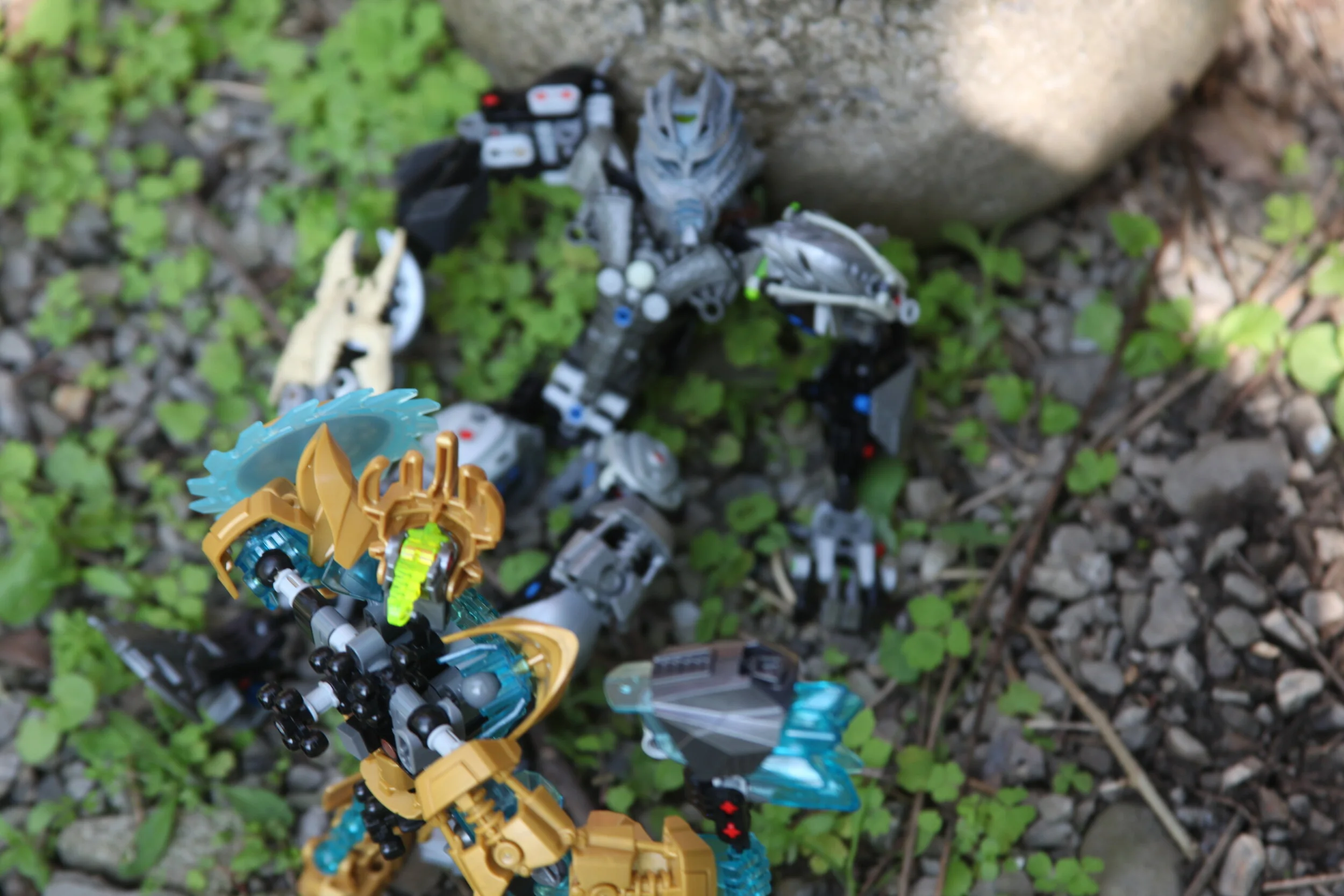  Ekimu;”And now…I MUST DESTROY YOU TRAITOR!!!”  Sylus:”Ok, definitely not like you at all(c’mon Sylus think, why could he be acting this way…)  