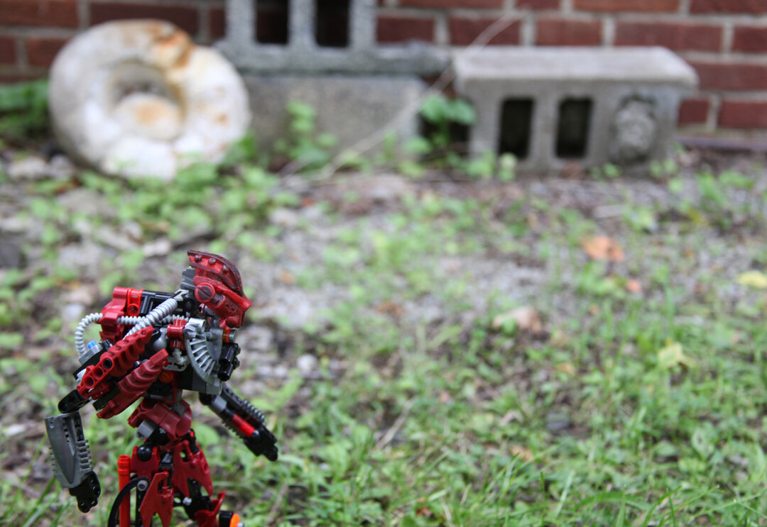 (Dameta steps out of the bushes into a opening with a strange crumbled statue)