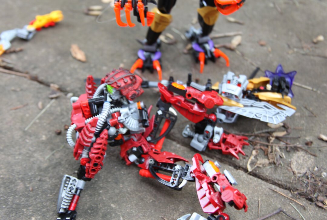 Makuta 2:”Use a REAL weapon instead.” (“Ok, I take it back.”) (Makuta tosses his warhammer to Dameta, who can barely lift it at first, but eventually hefts it over his shoulder)