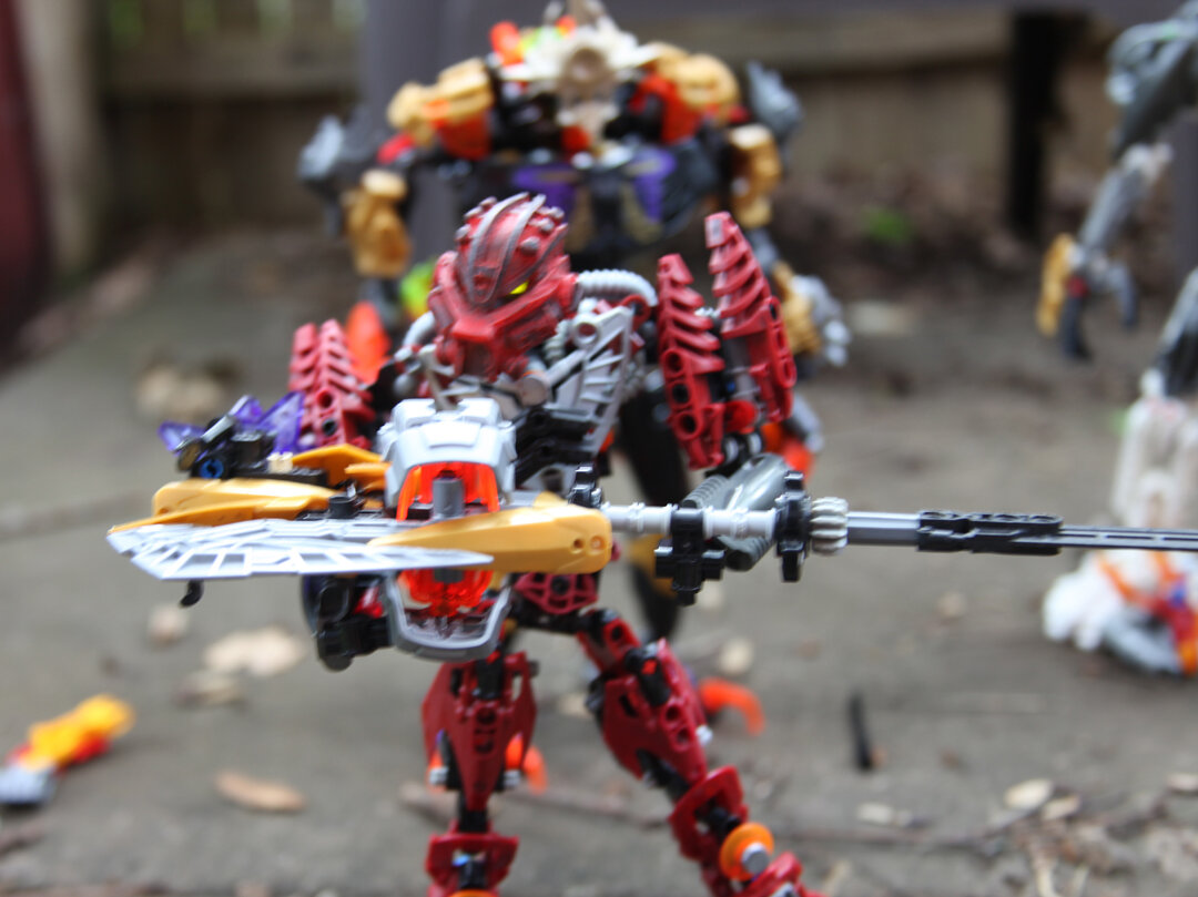 (Makuta tosses his warhammer to Dameta, who can barely lift it at first, but eventually hefts it over his shoulder)