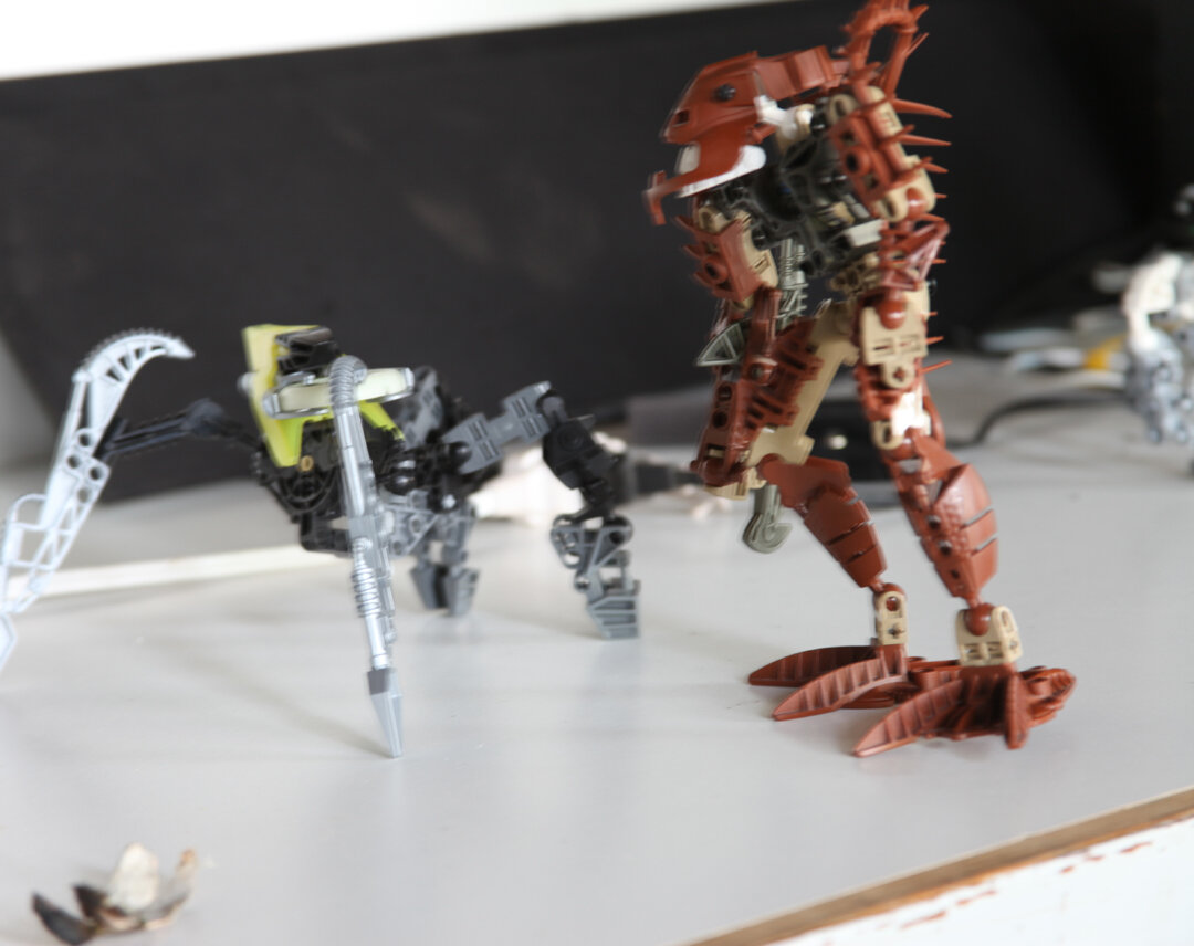Avak:”At least, no ones trying to stab me in the back.” (A light flashes on the vahki, it turns to attention in front of Avak)