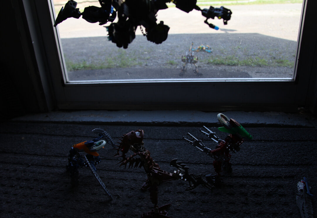 Sylus:”SSSSHHHHHIIIIIIIIIIIIIIIIIIII!!!!!!” (Sylus flies over the heads of the bewildered ex-piraka and outdated vahki, and crashes in a heap behind them)