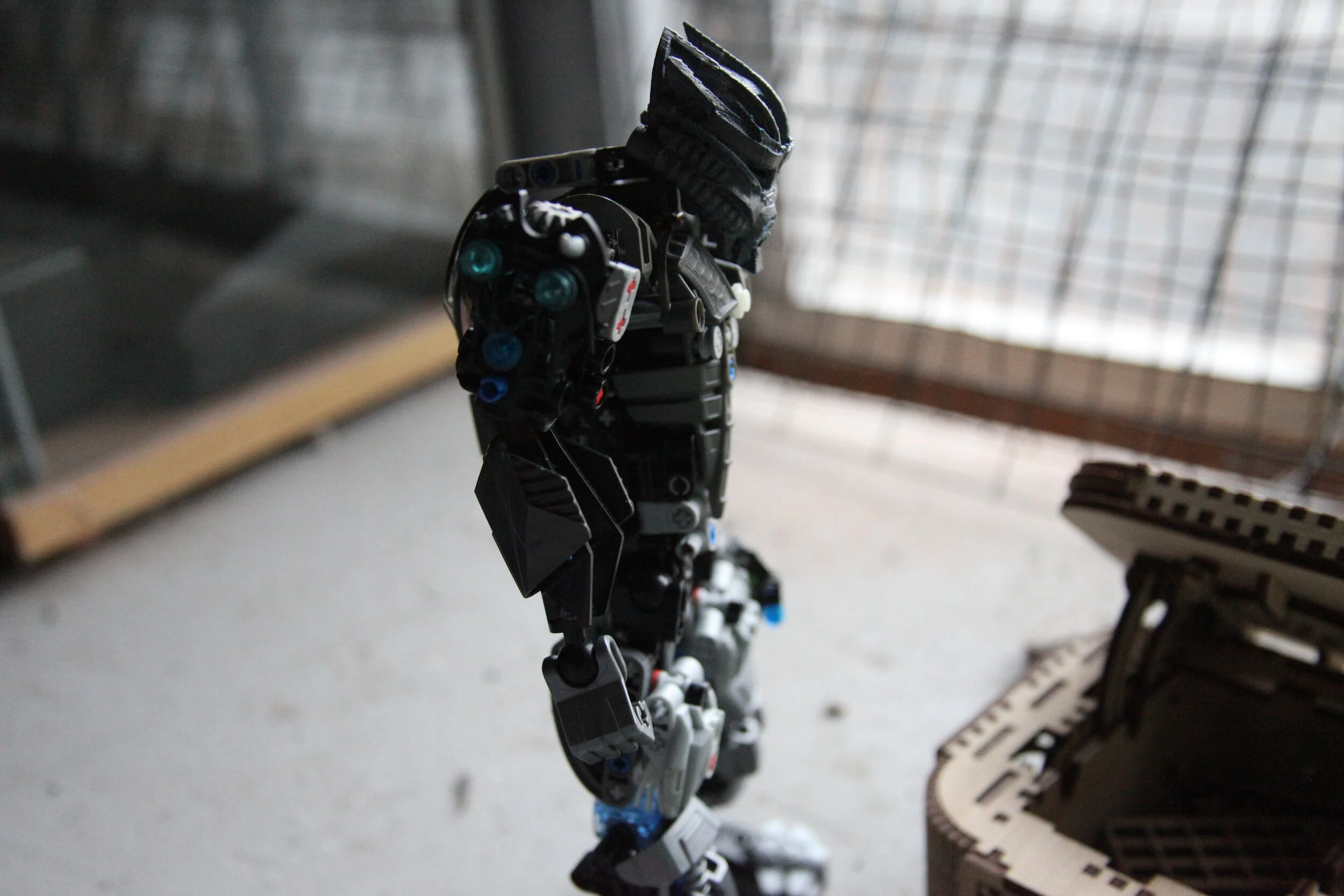  Sylus:”You…want me touch the box? well alright then.” 