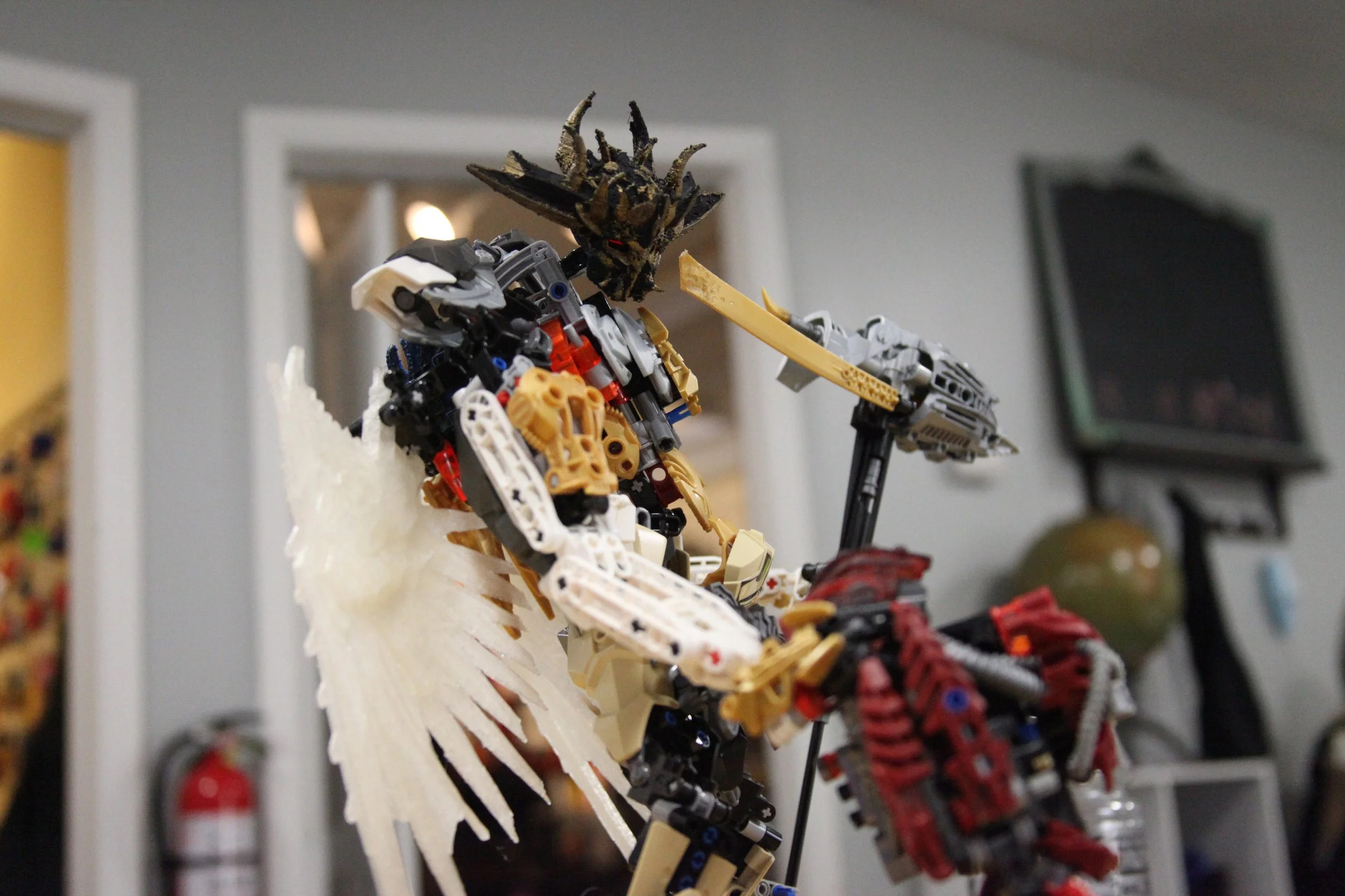  Karzahni:”Allow me to make an example for you on your futile effor-”  Sylus:”Karzahni!!” 