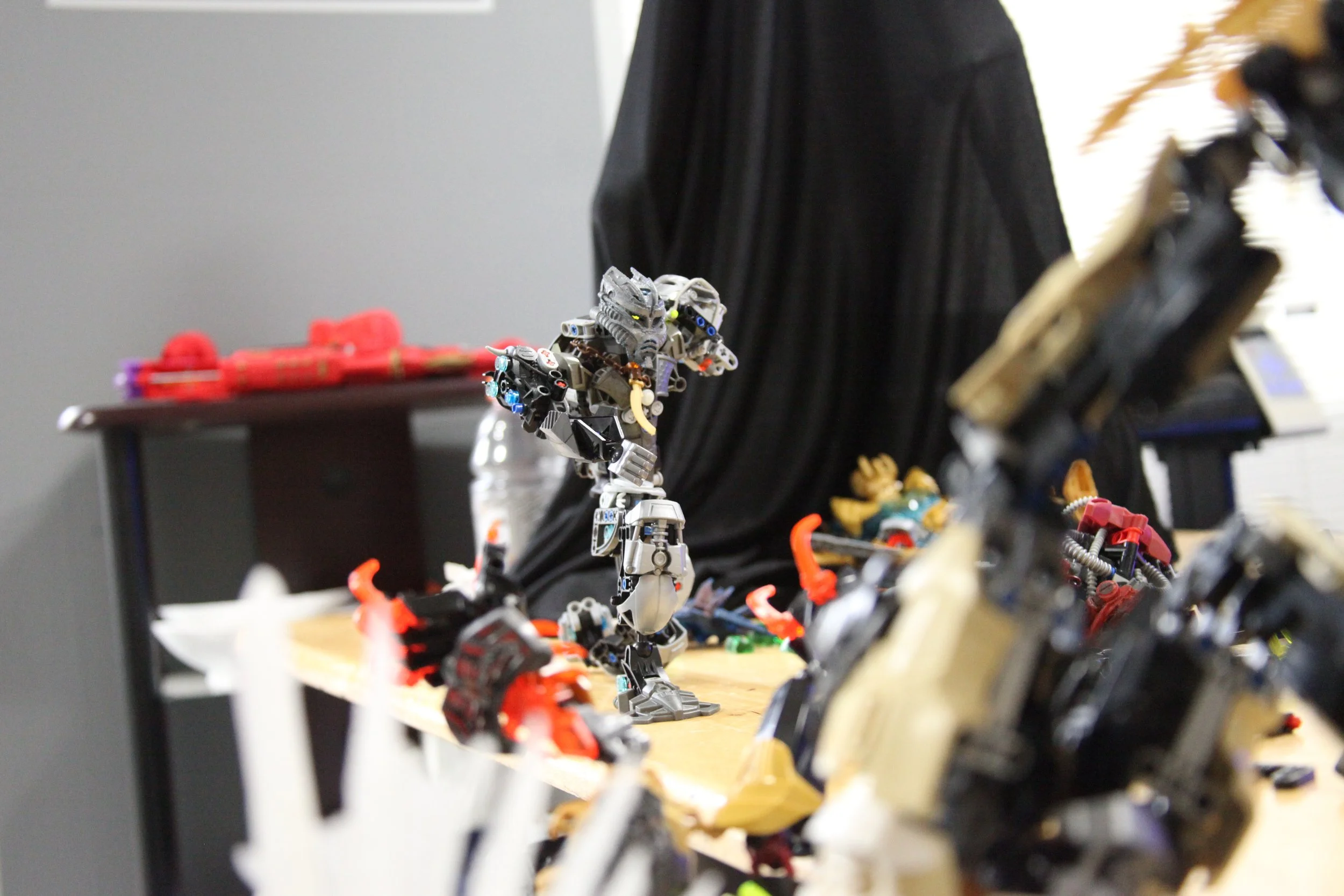  (Makuta let out one last breath as the lights in his eyes went out Karzahni weakened by his fall before, once again plummeted into the abyss)  Ekimu:”BROTHER NO!!!” 