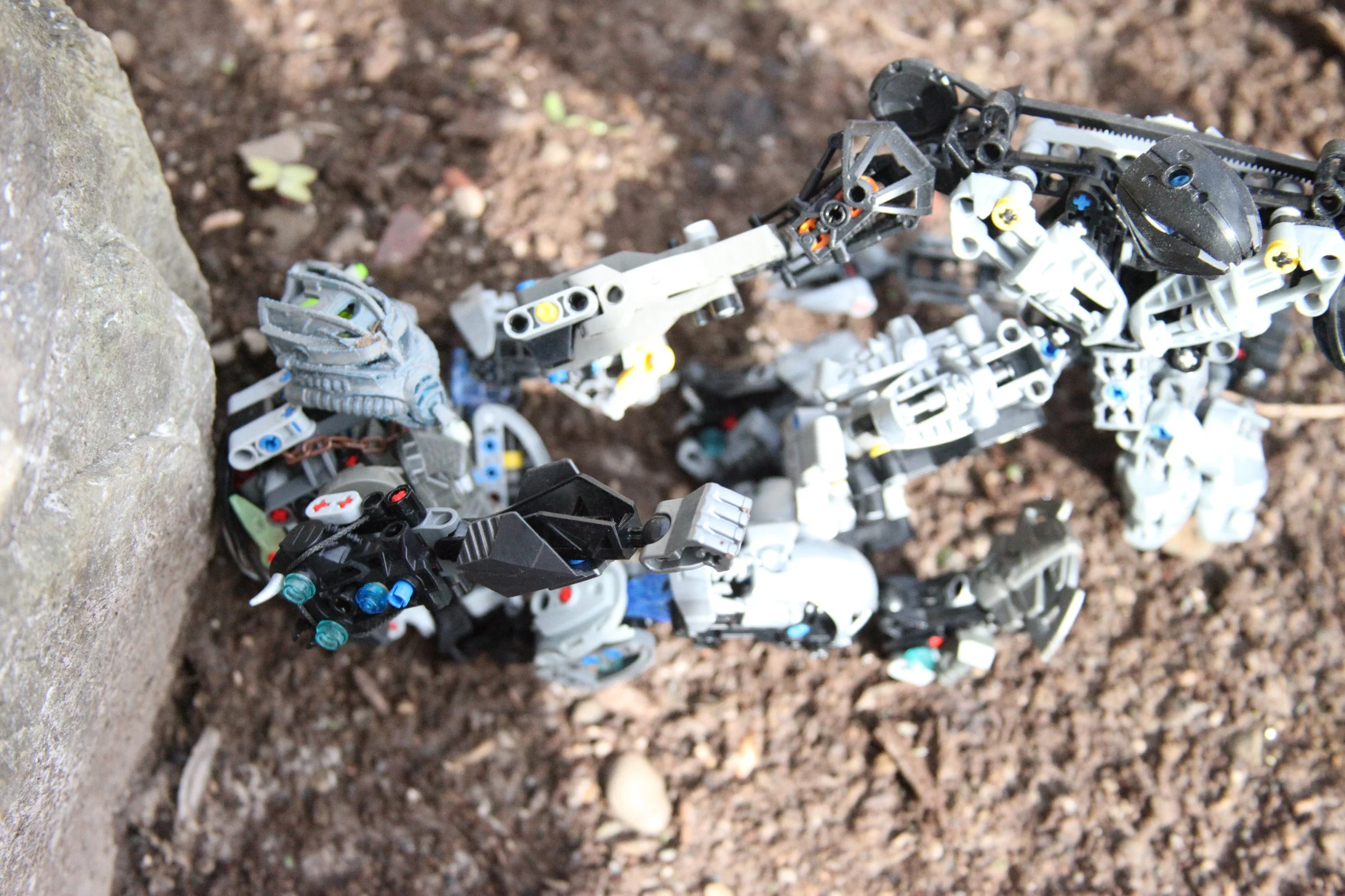  Sylus:”I think that’s him over there!”  Ancient:”Hmm?!” 