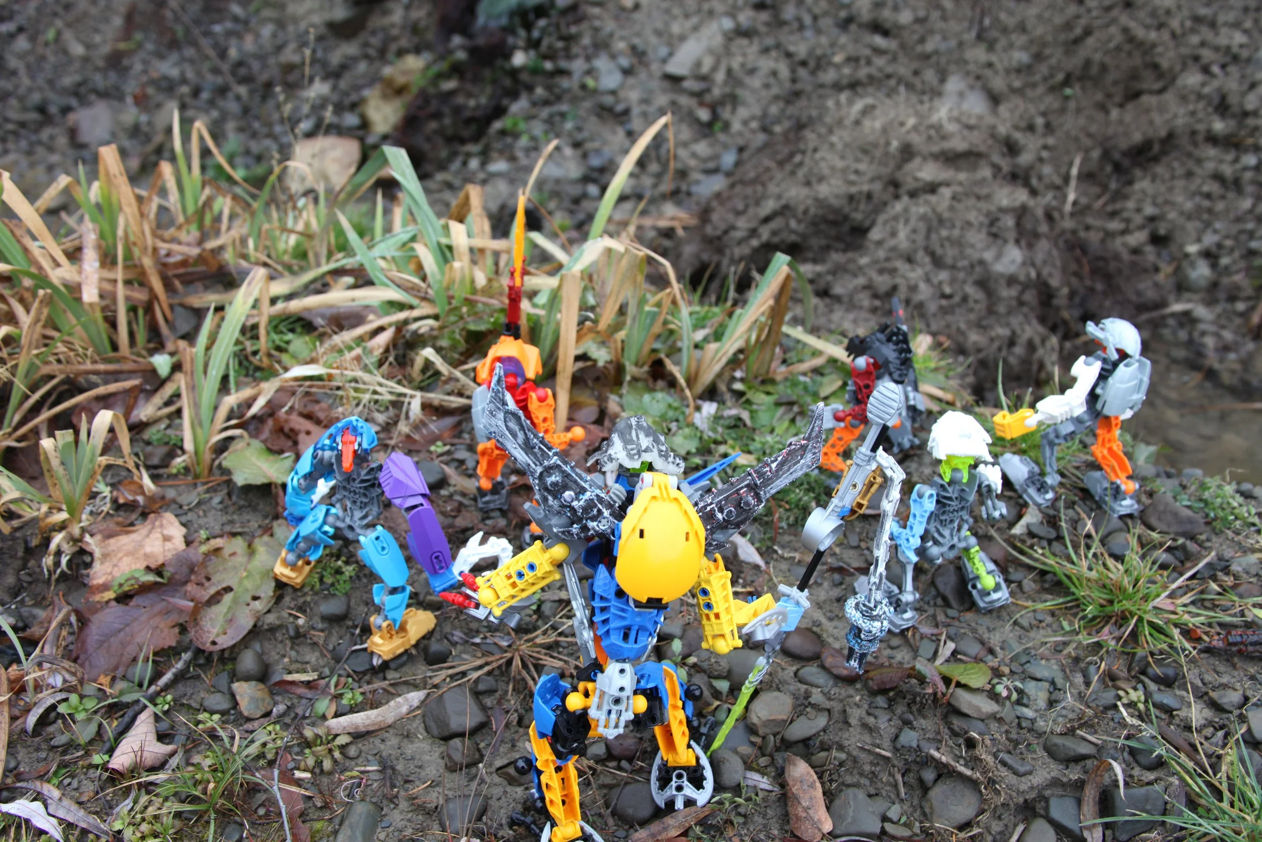  ???:”What is that?!”  ???:”No, it can’t be!”  ???:”Isn’t he dead?”  Bisolia:”What is that thing?”  Narduk:”That’s the one! that’s the monster who killed Noulus!” 