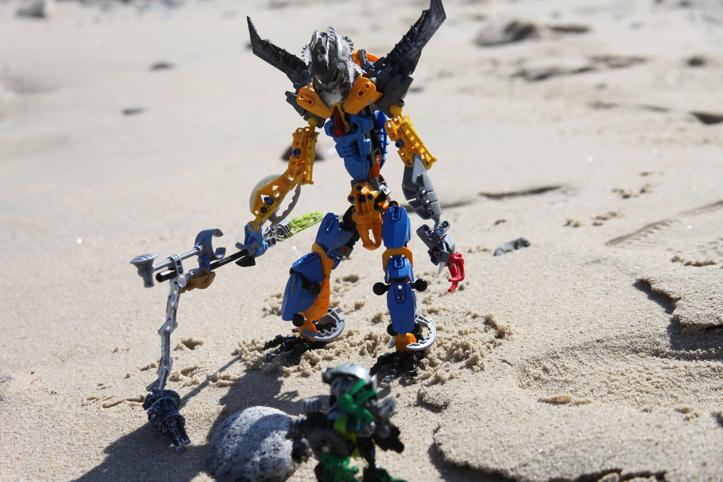  Nepharus:”Ahmvos? sounds…familiar…might just be imagining things…well I am Makuta Nepharus last of my kind.” 