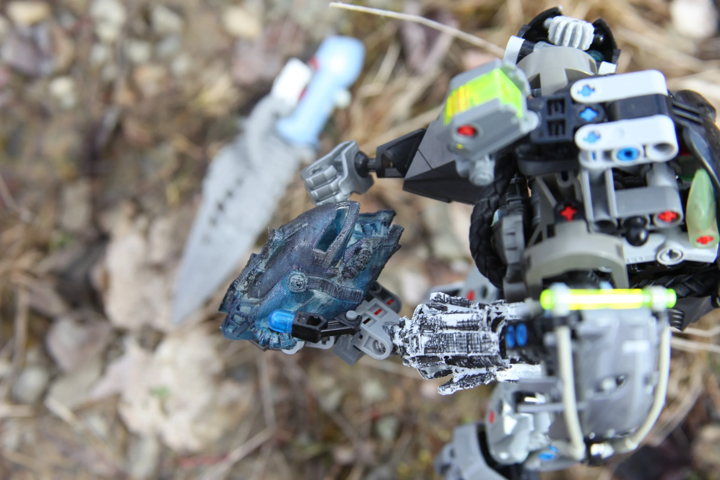  Sylus:”Is it suppose to do that?”  Nepharus:”My mask? not usually, it cures living things of sickness, disease, madness, fatal wounds and the like, but I’ve never tried it on another Makuta, I can see why…” 