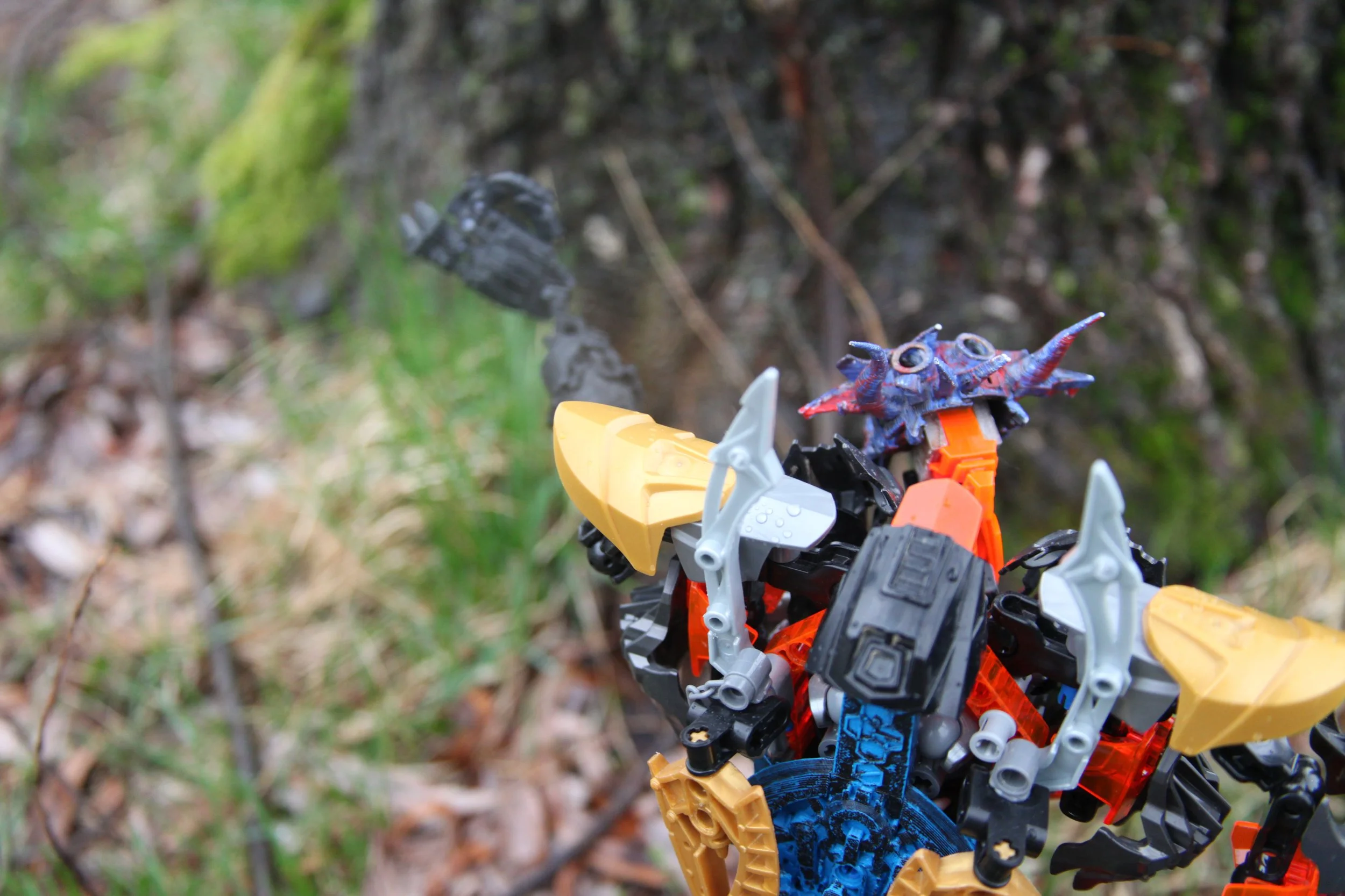  Karzahni:”The names Karzahni soon to be buddy, surely you know me? oh yeah, you don’t cause any matoran worth their masks know about me and my…exploits.” 