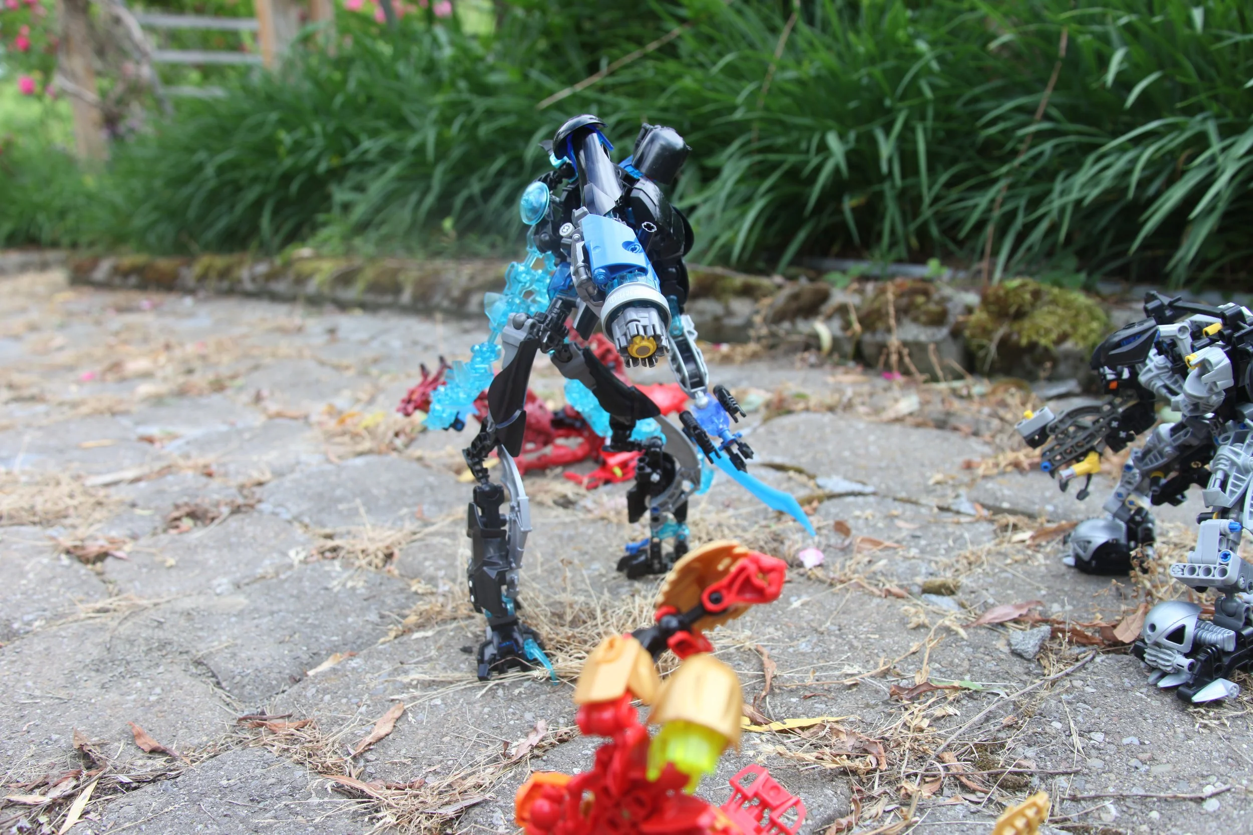  Tahu:”Urggh! even with my- hrrrgg! golden armor…this is too much! where is Sylus?!” 