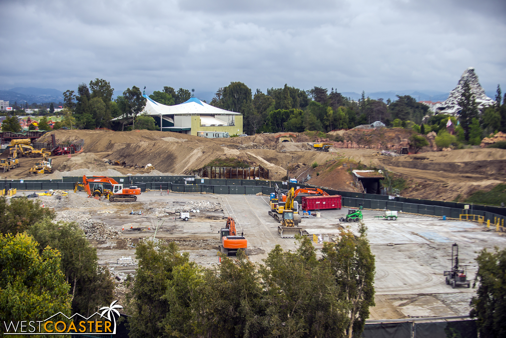  Zooming in closer to the "Star Wars" Land site. 