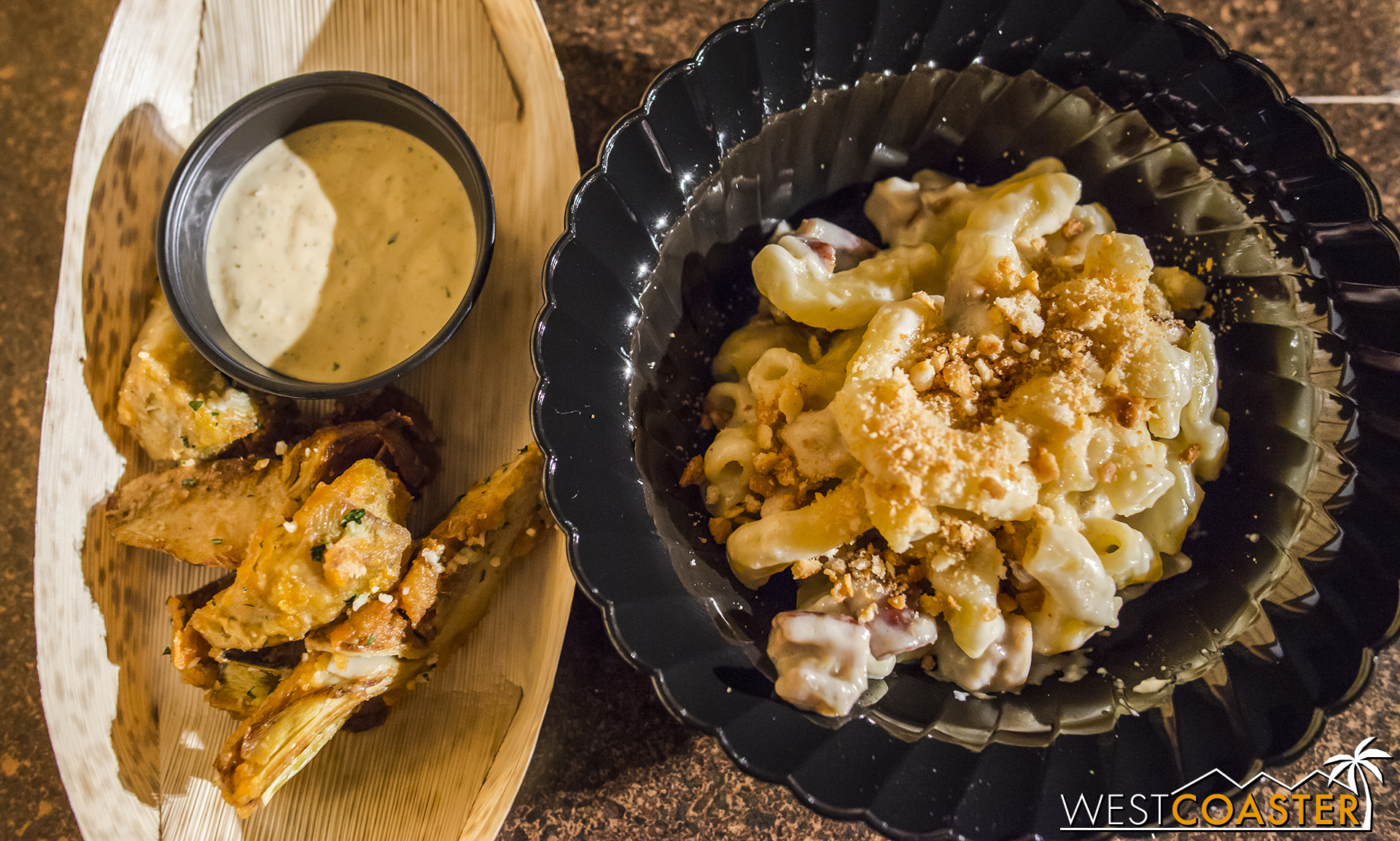  Some delicious mac 'n' cheese and fried artichokes. 