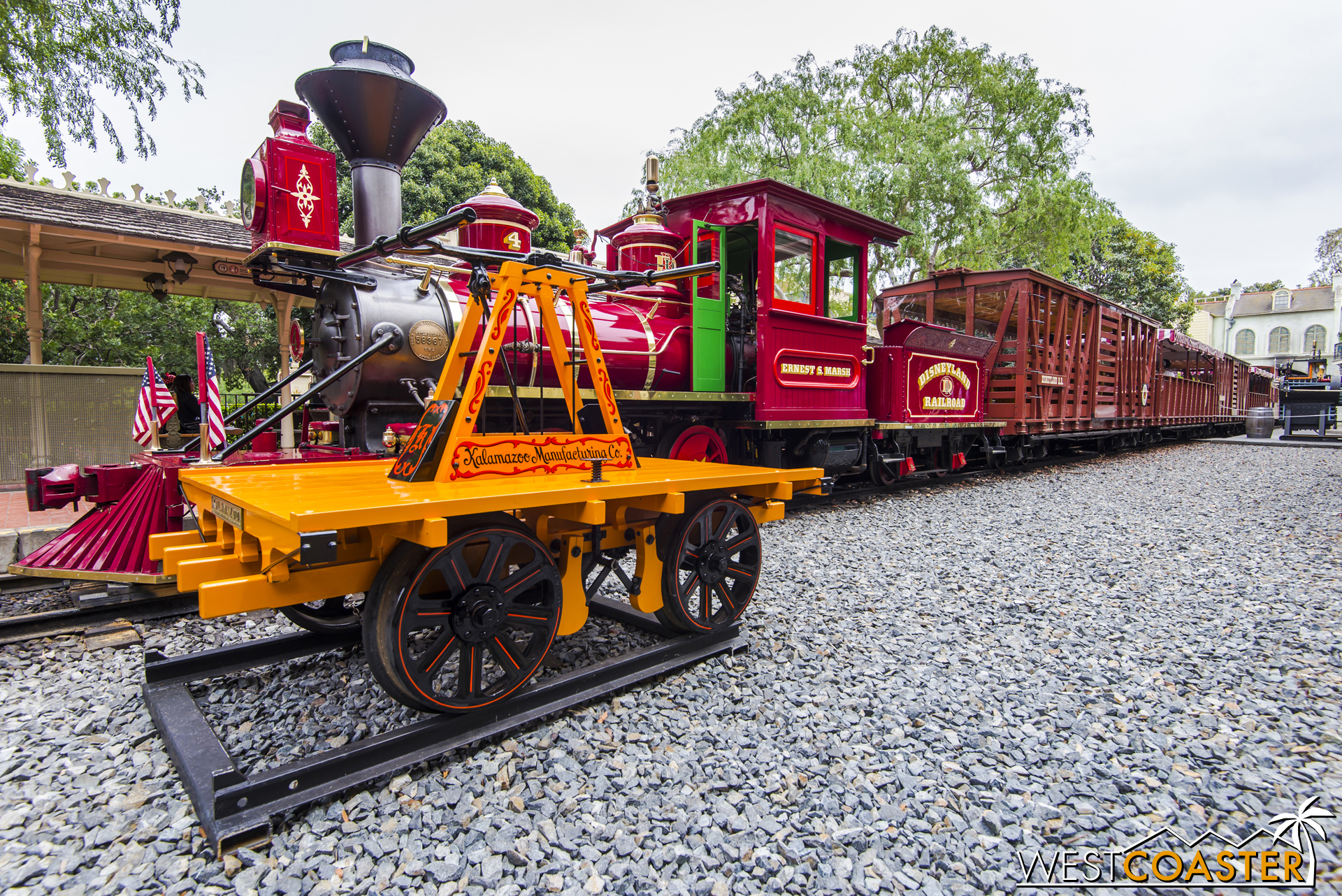  A handcar stands beside the train. 