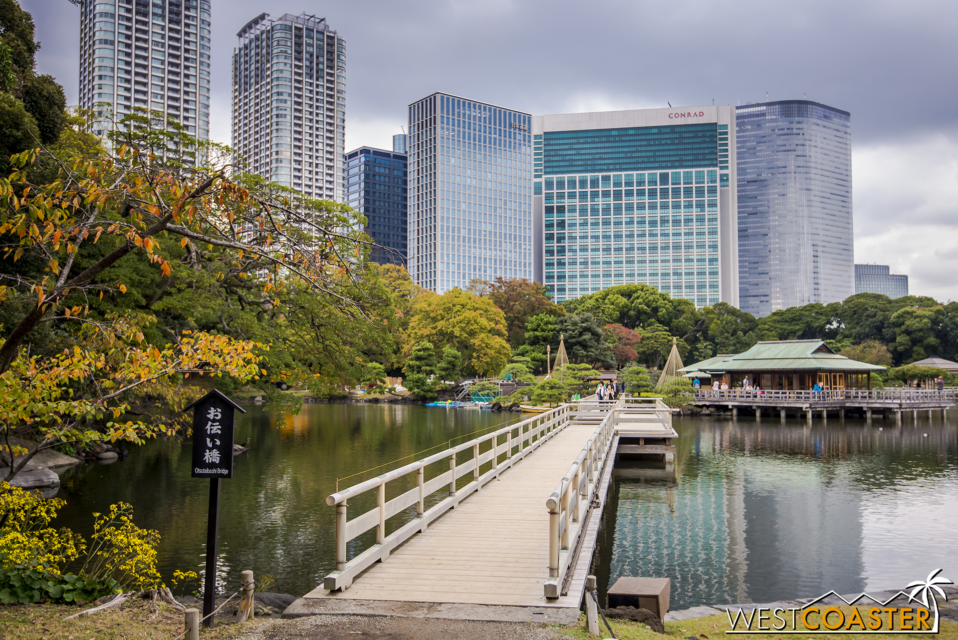 Hama-rikyu Gardens, located off Tokyo Bay near Tsukiji, offers a tranquil urban oasis in the middle of the bustling city.