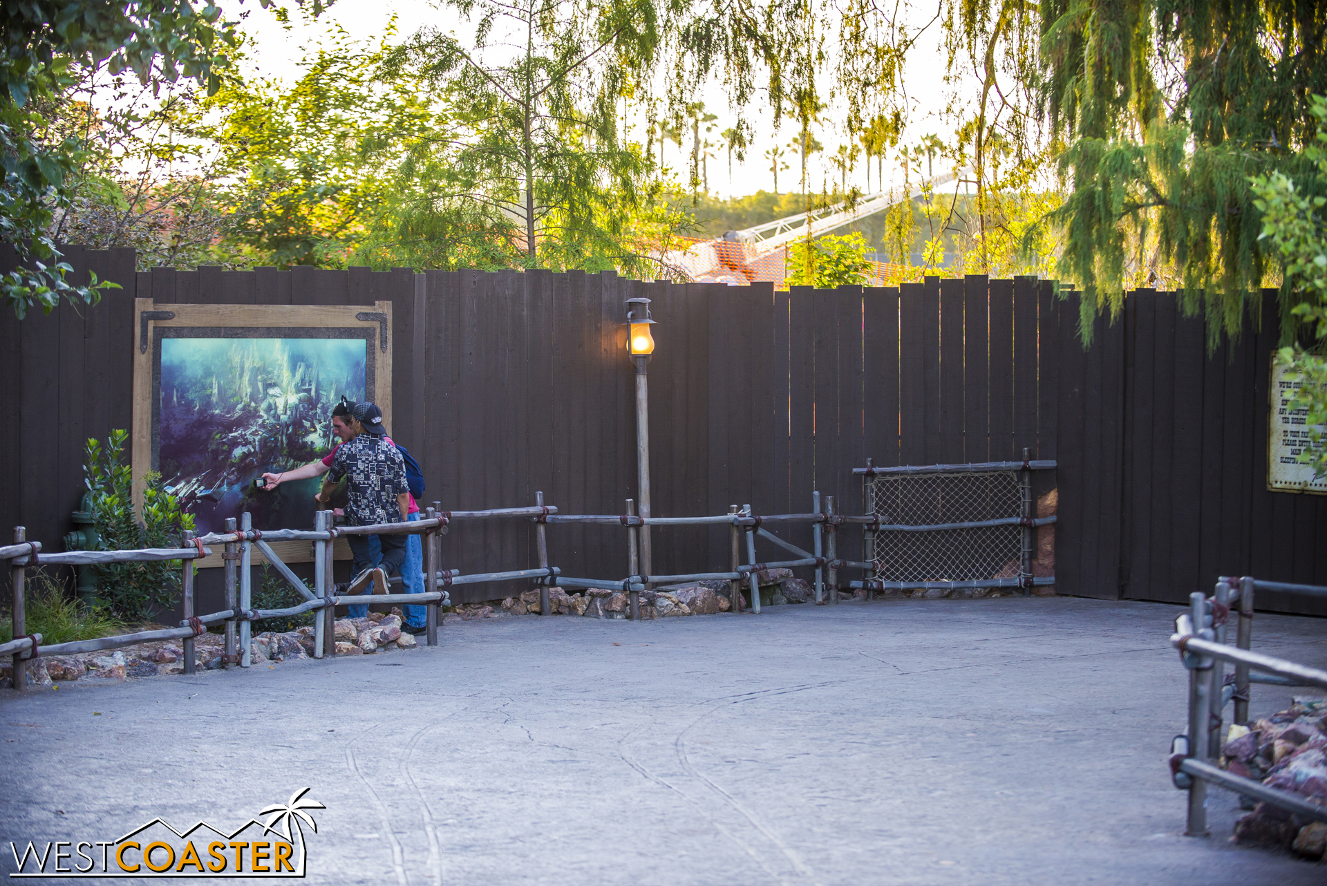  Meanwhile, at the dead end in Frontierland, beside Big Thunder Mountain Railroad, they've put up the new "Star Wars" Land rendering released last Monday. 