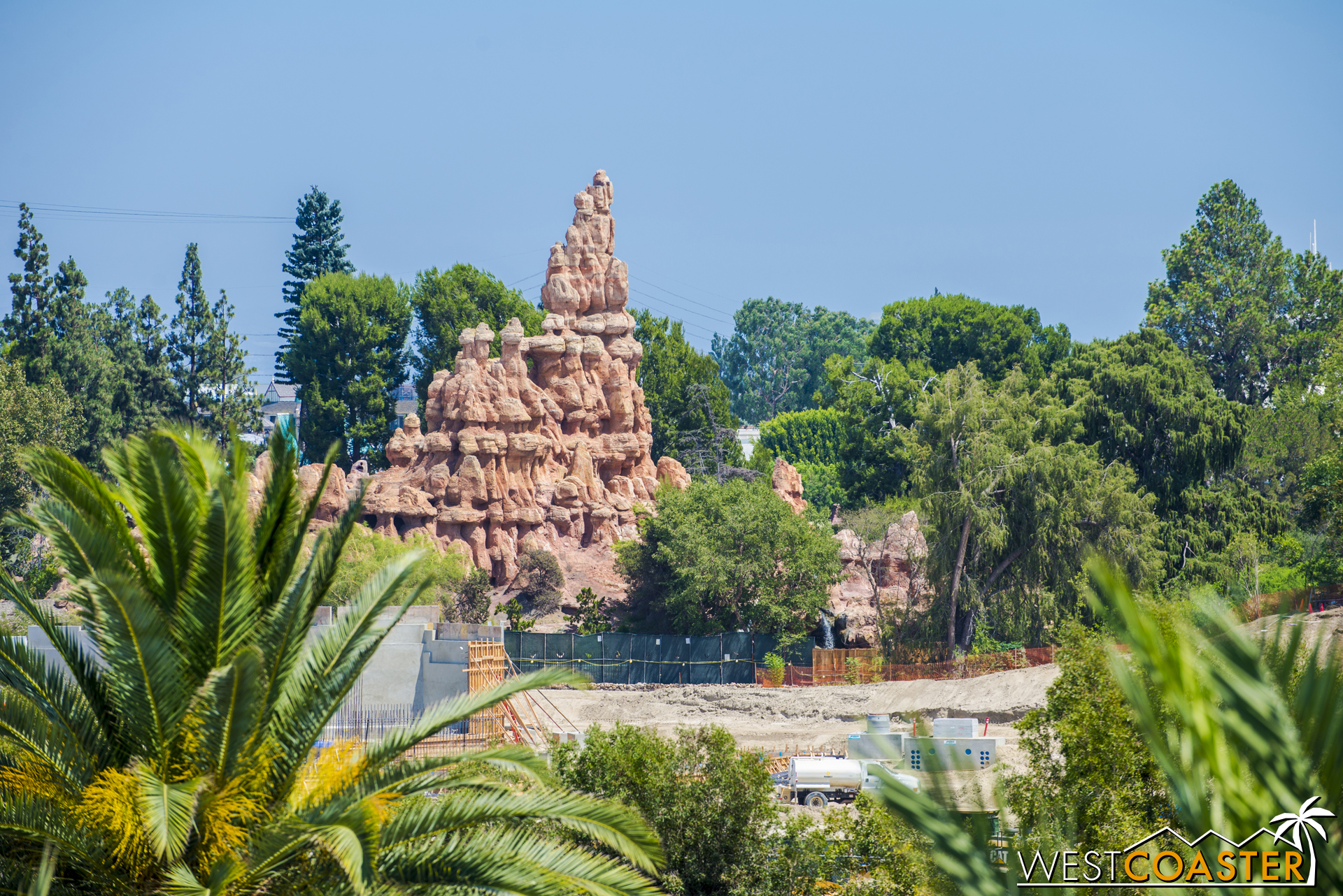  The tall, ribbed buttes of Big Thunder Mountain rise up as we move southward. 