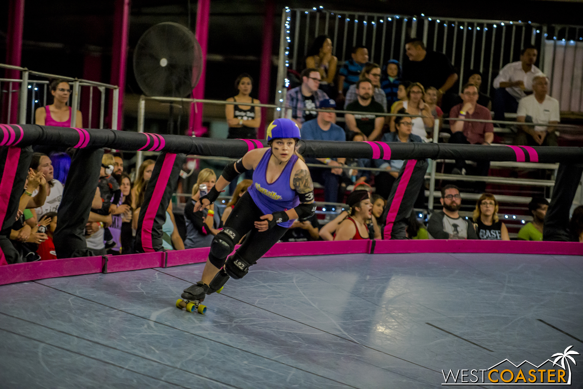 A Varsity Brawler jammer gets ahead of the pack and sprints forward.