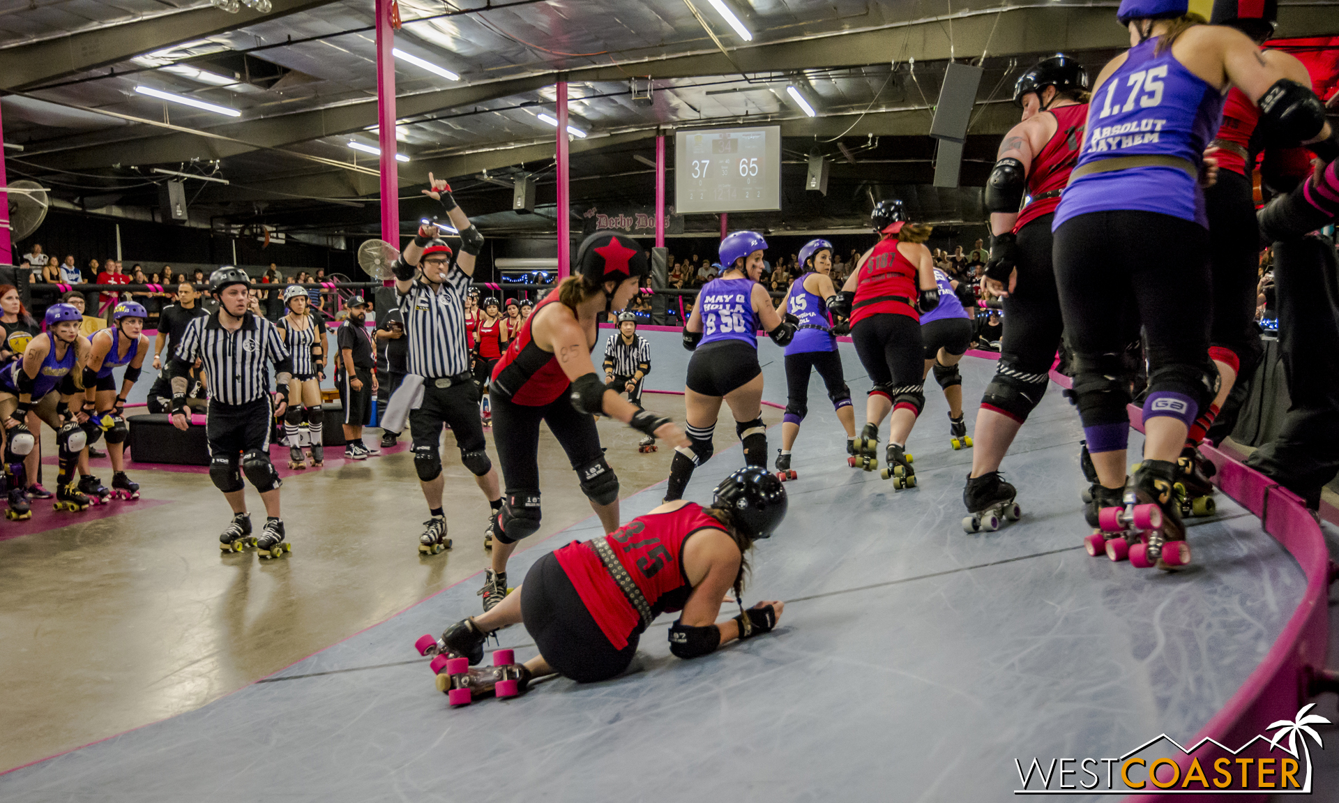 More spills as blockers battle to stifle the opposing jammer (with the star on her helmet) while letting their own jammer pass through.