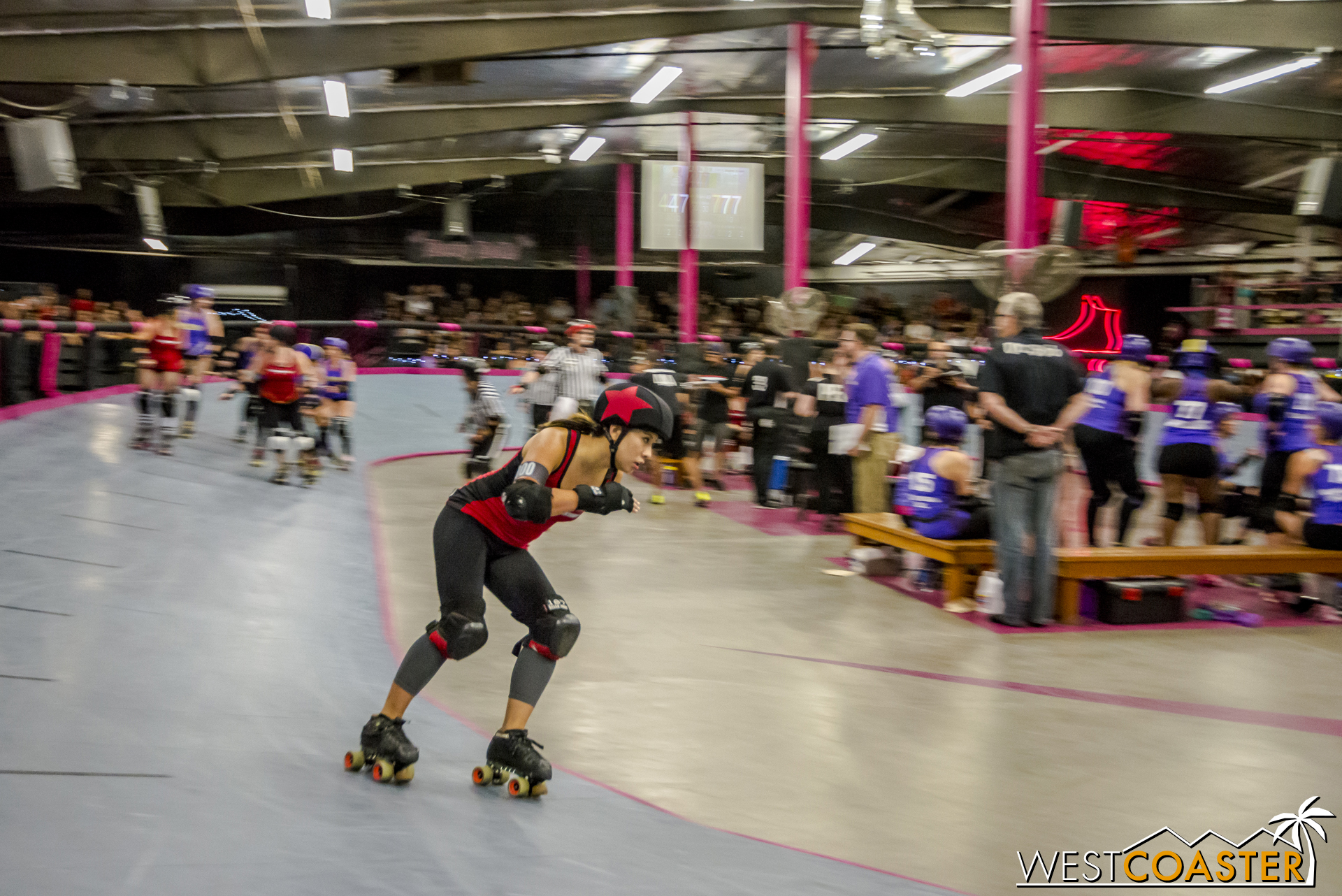 Sonia Sotomayolo flies around a turn, ahead of the pack.
