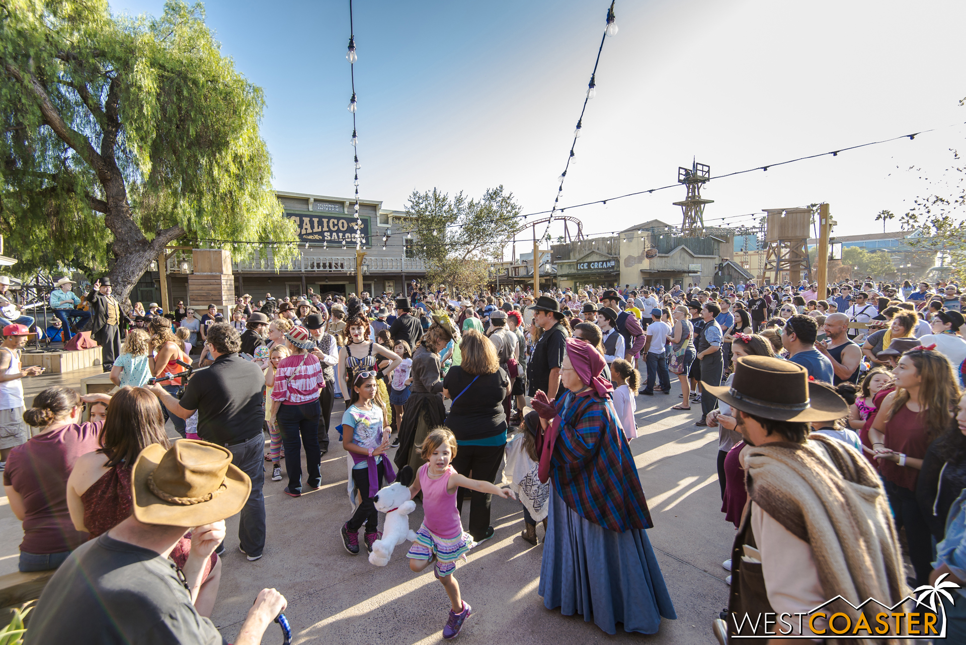  On this day, the Calico Park is brimming with guests eager to take part in the last hoedown of the season. 