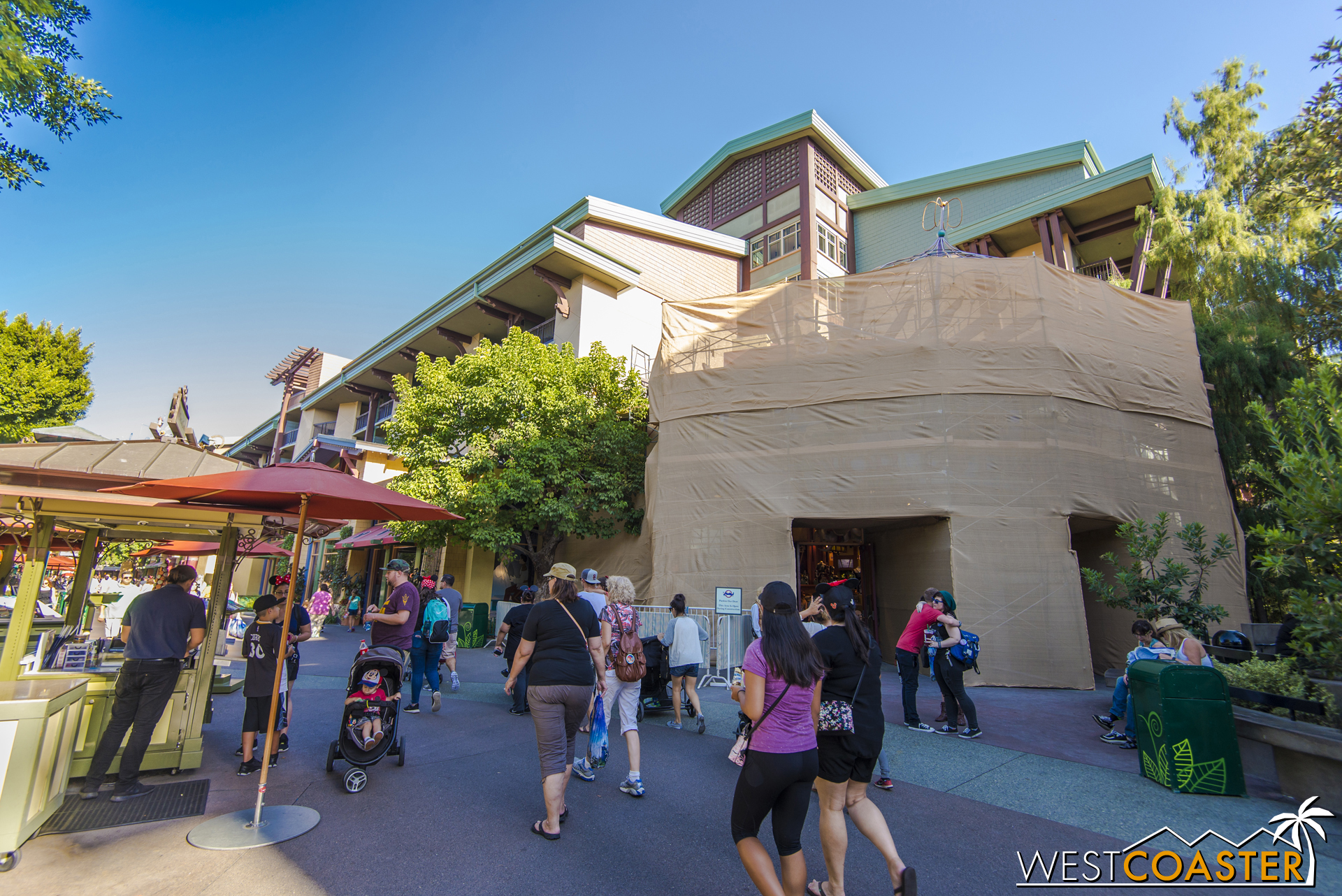  The World of Disney west entrance is under regular maintenance, but guests can still come in through here while building work proceeds. 