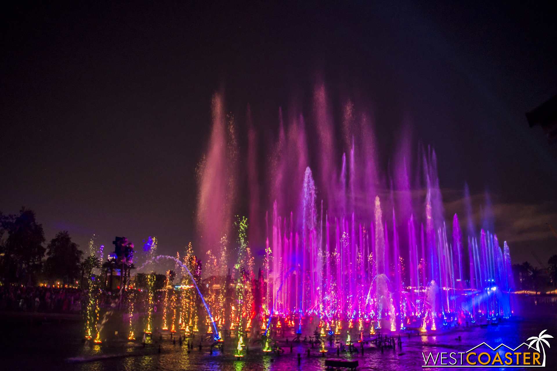  I took a few snapshots of this show from Silly Symphony Swings, so the angle will not be the normal one. 