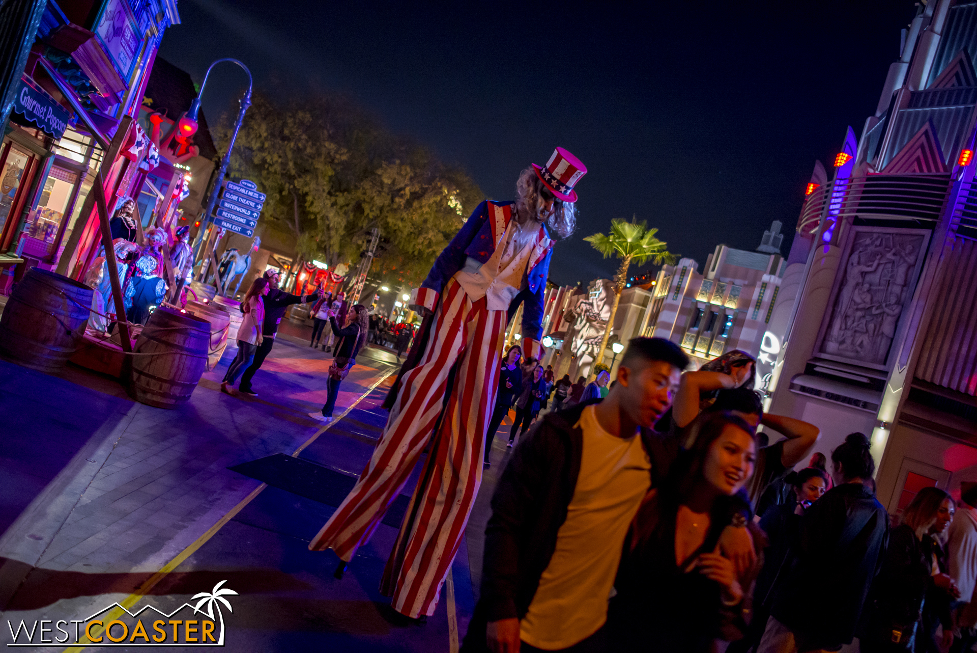  Uncle Sam is one of two stilt walkers in the area.&nbsp; And I'll say that at Universal, the stilt walkers bring tremendous skill and scares every year. 