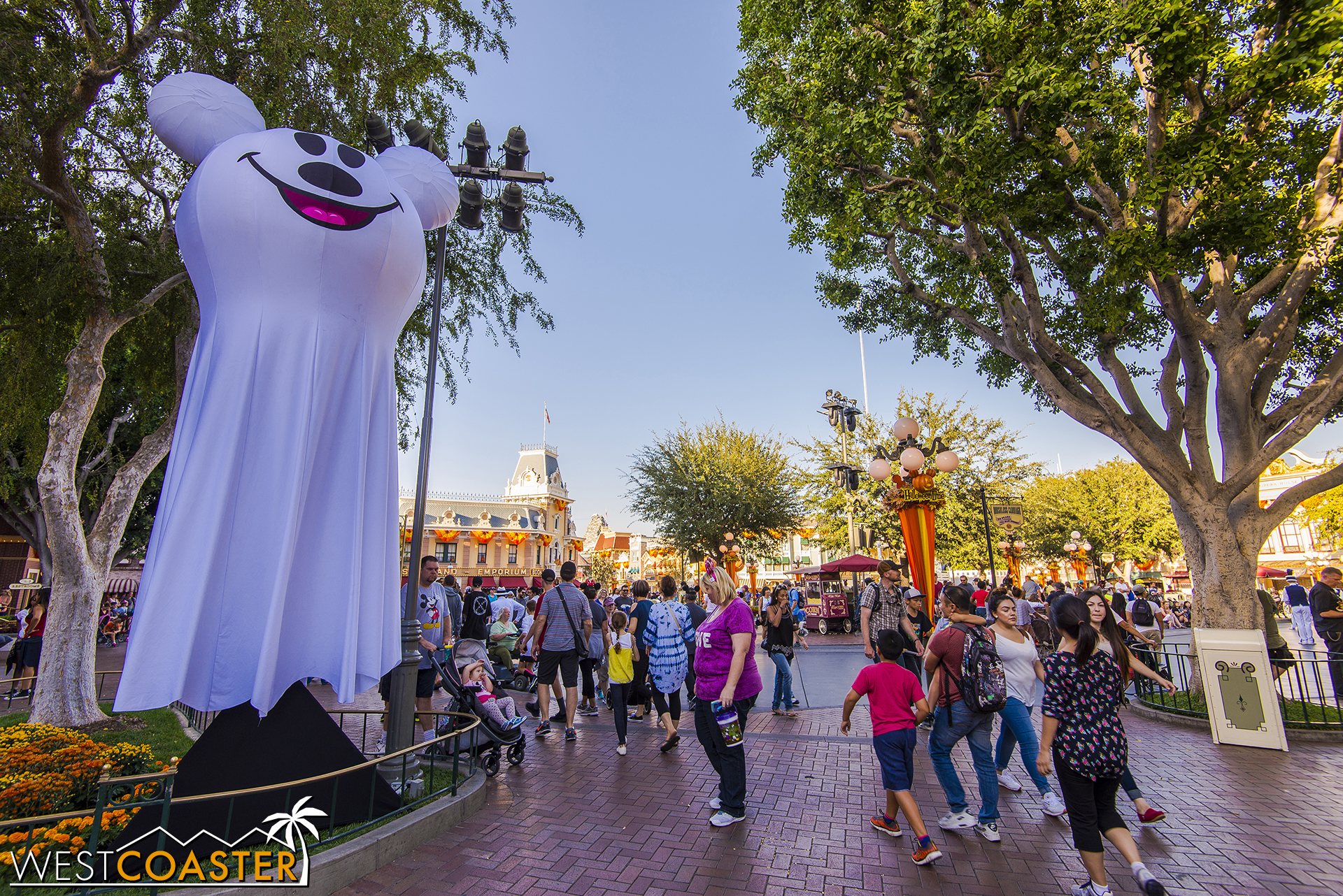  Blow-up Mickey Ghosts an only mean one thing: regular guests, your stay shall be ending prematurely as the park closes early to the public and stays open only for those with the special separate ticket. 