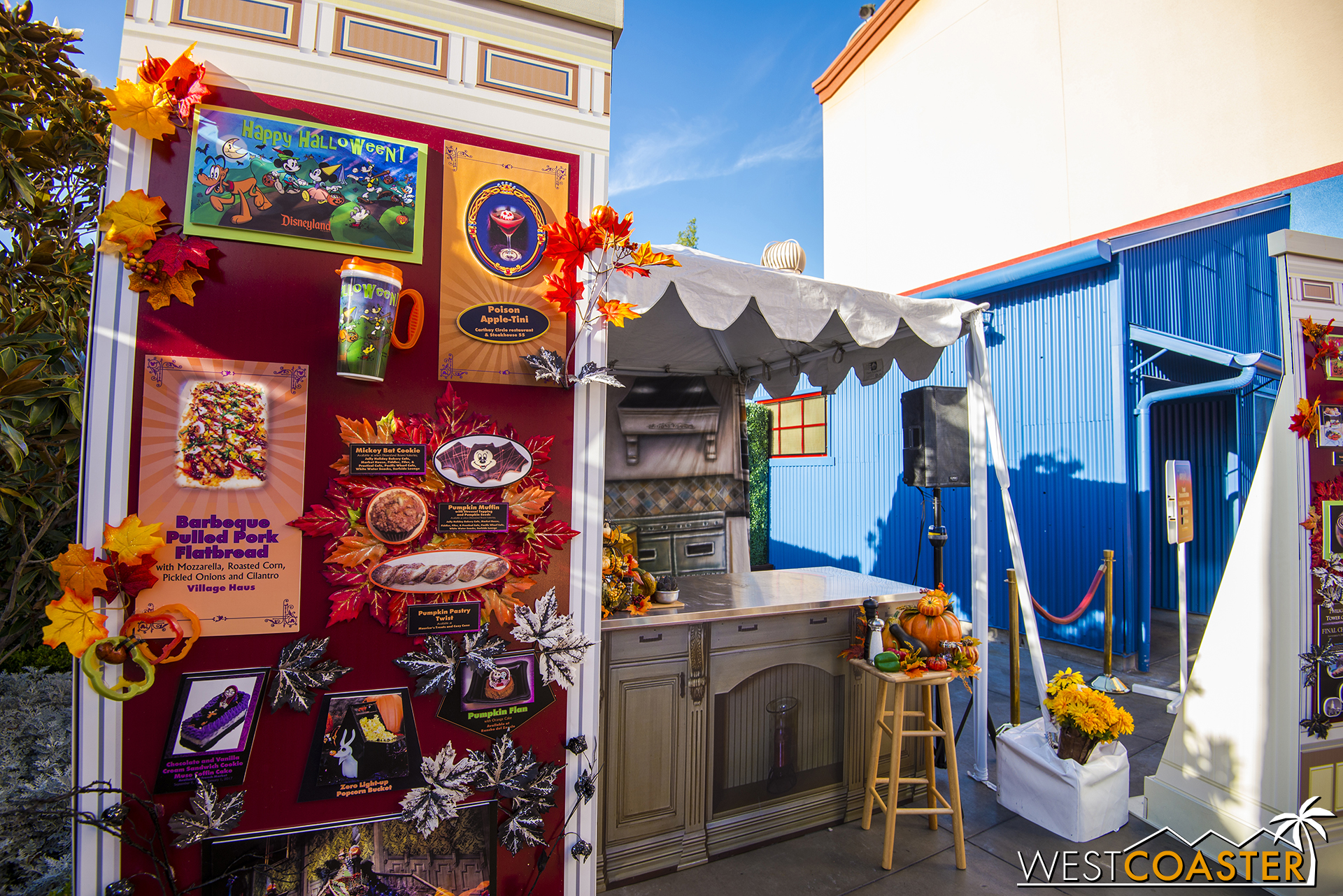  The food demonstrations continue over in Hollywood Land. 