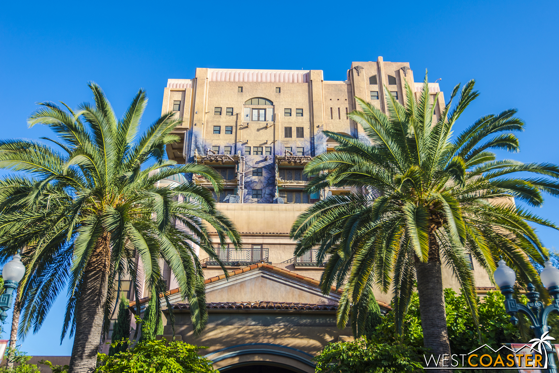  We're all used to the "Hollywood Tower of Hotel," but it's not like the building looks incomplete without the signage. 