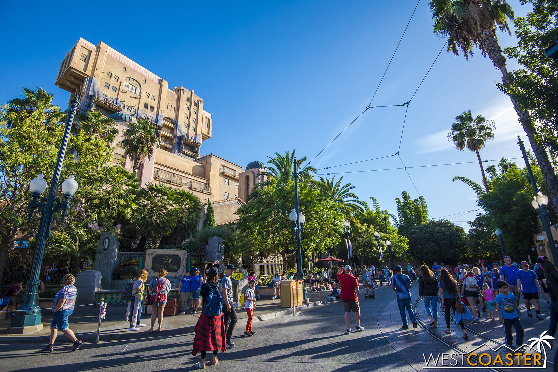  In fact, many people criticized the ride for not being as incredible as Florida's version, for having that illusion-killing service corridor between the ride carriage and queue, and for lacking randomized drop sequences. 