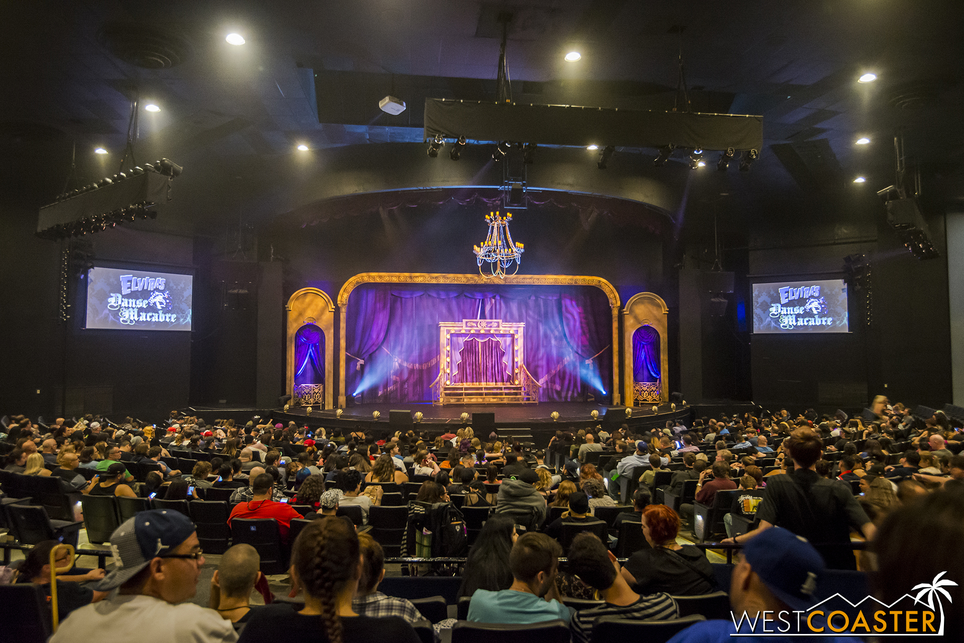  Here we are inside the "Ghoultime" Theater. 