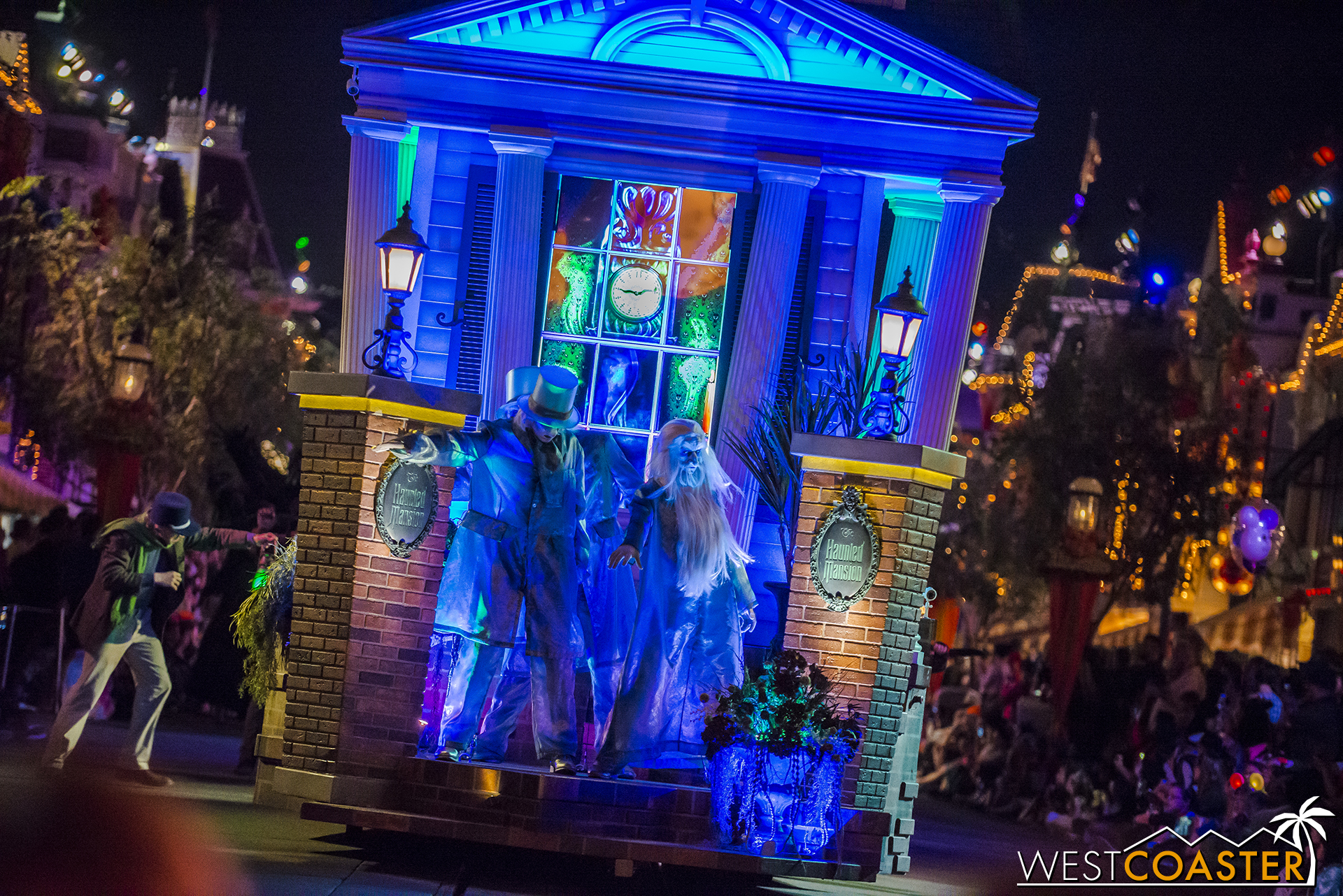  As they part, they reveal the Hitchhiking Ghosts at the front of the float! 