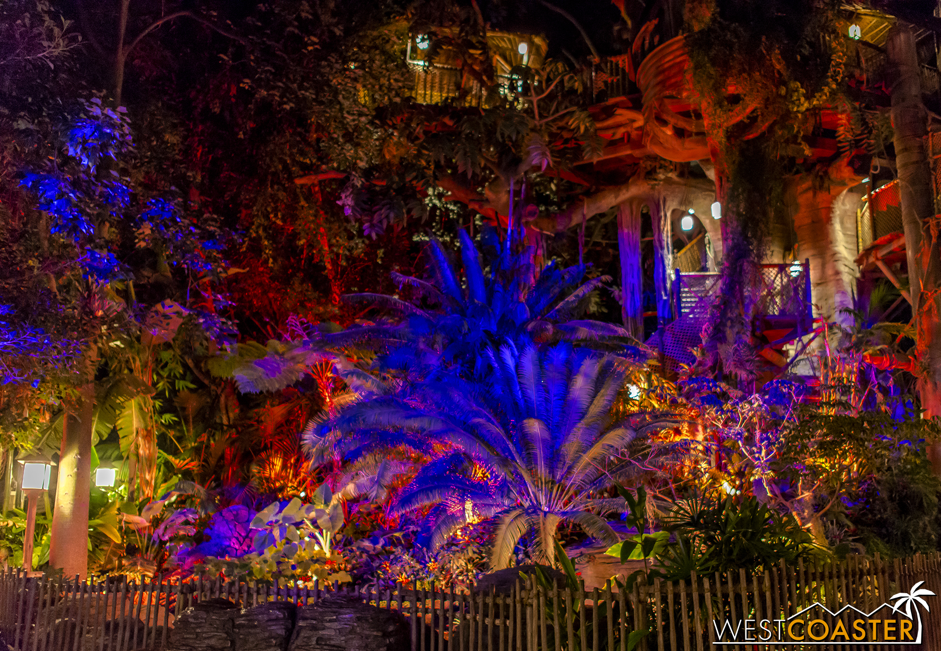  At Tarzan's Treehouse, a slow-cycling colored lighting show illuminate the foliage, accompanied by sporadic lightning and ominous sound effects. 