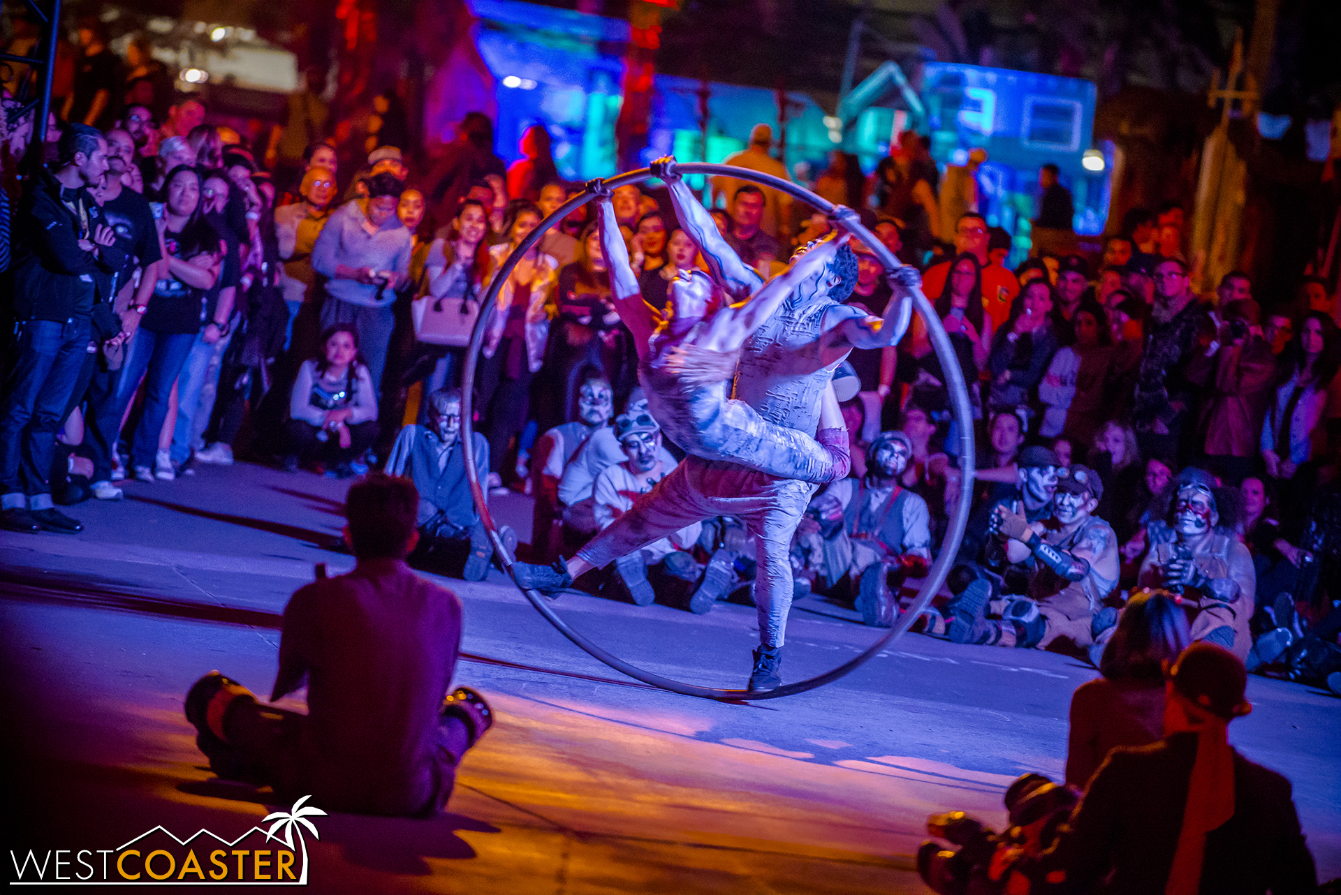 An impressive preshow featuring acrobats on the hoops provided a spectacle for both guests and sliders, who sat with attention.