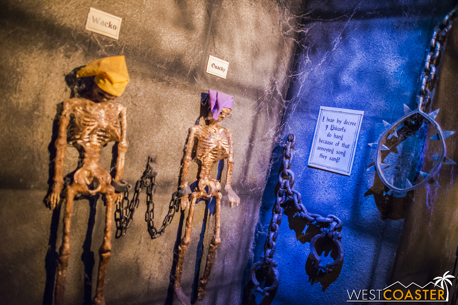  After a false dead end, guests are led into a chamber themed to Snow White and the Seven Dwarves. 