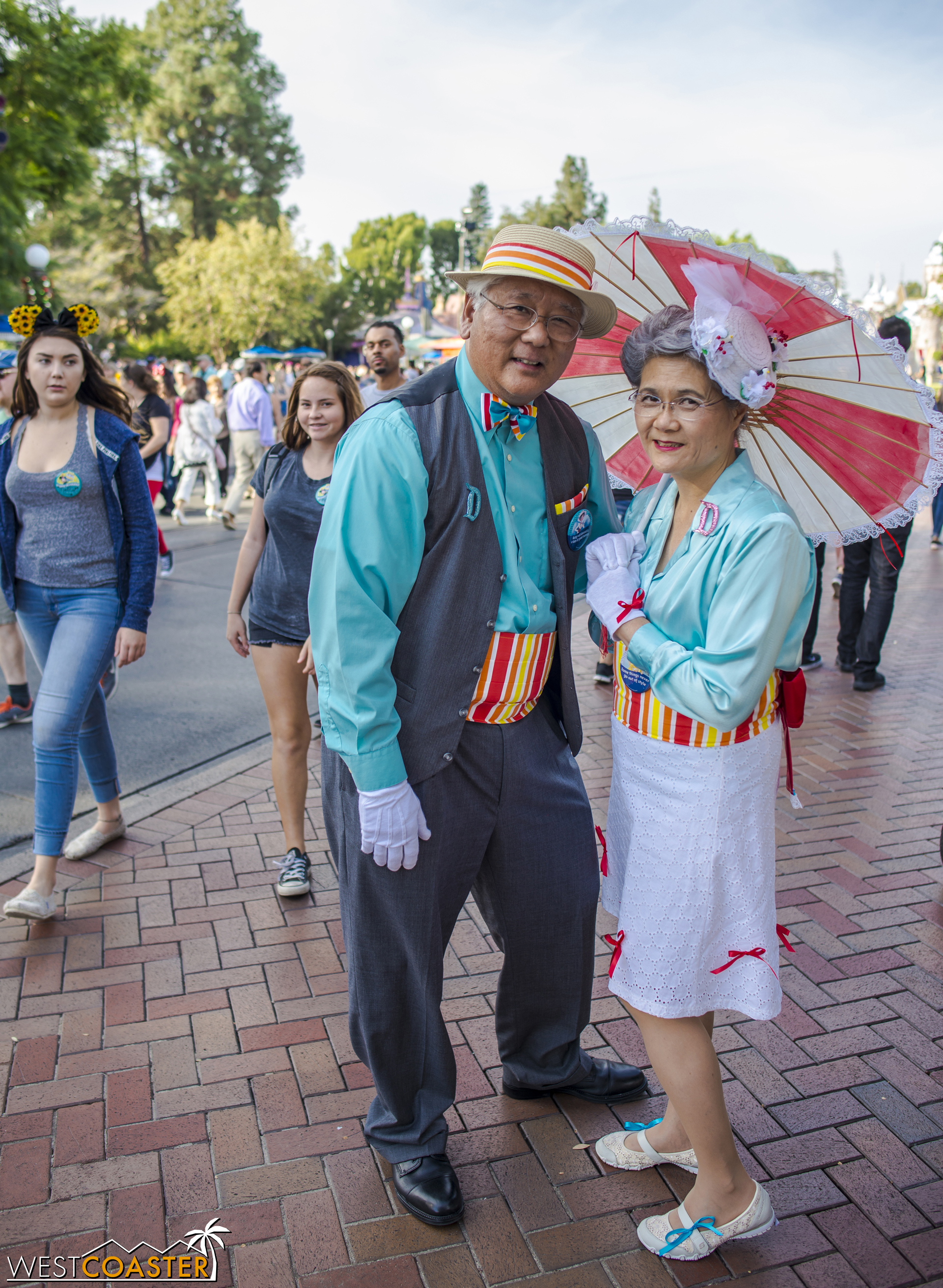  The absolutely cutest Dapper Day participants were this  older couple  who claimed they were "just getting into" the whole DisneyBound thing but seemed to nail the Mary Poppins theme very well. 