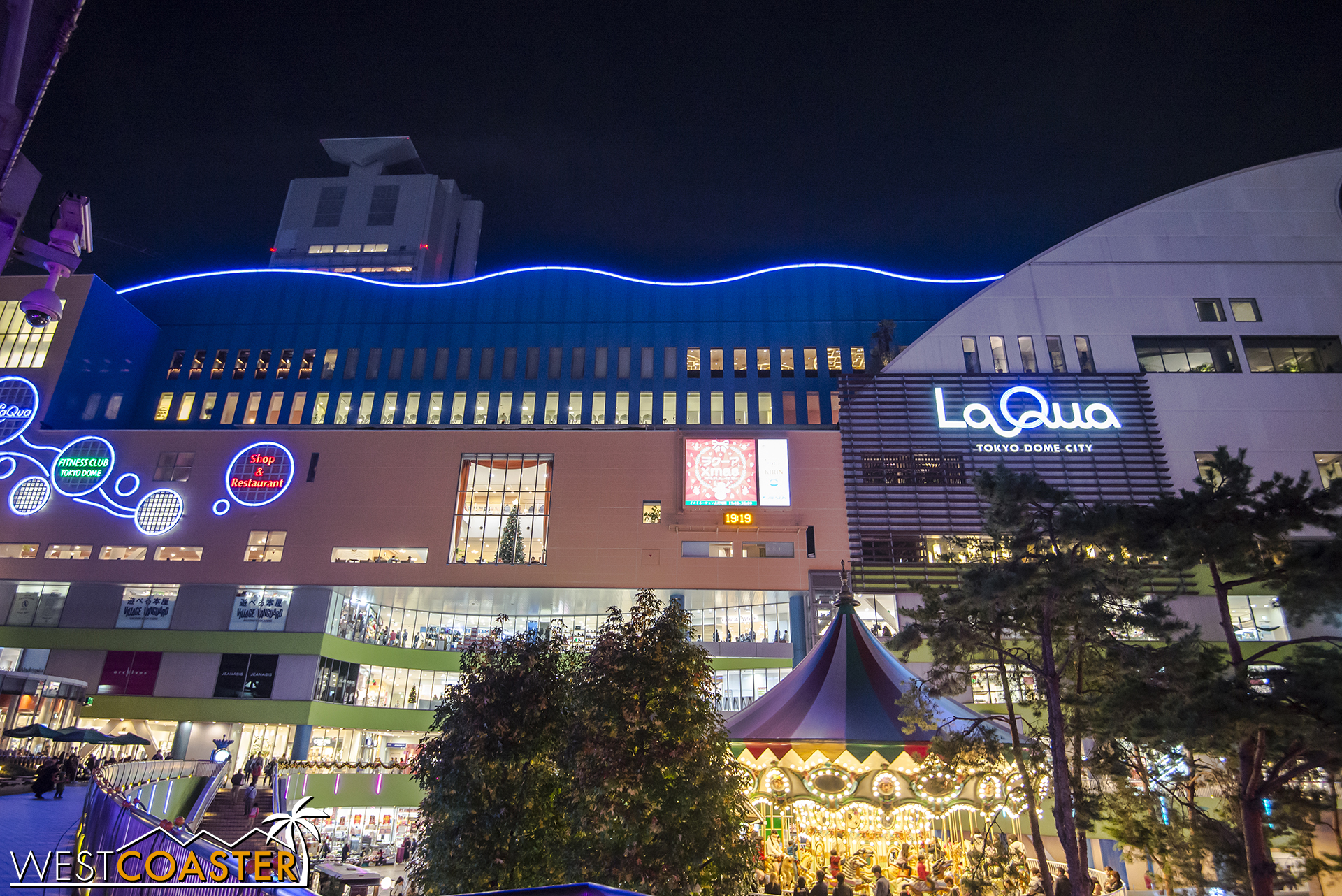 La Qua is quite vibrant at night.