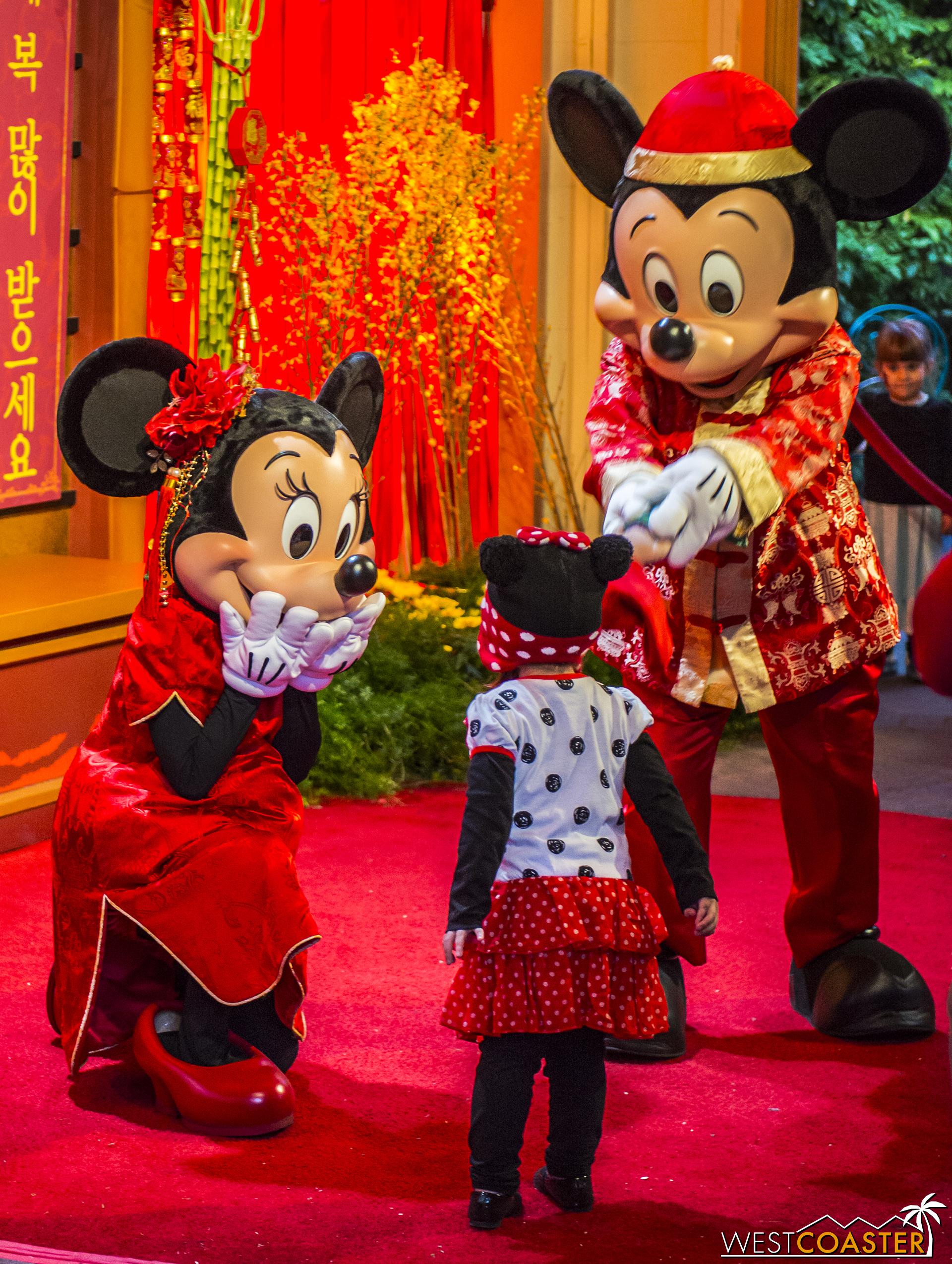  Mickey and Minnie are pleased to meet their adorable guest. 