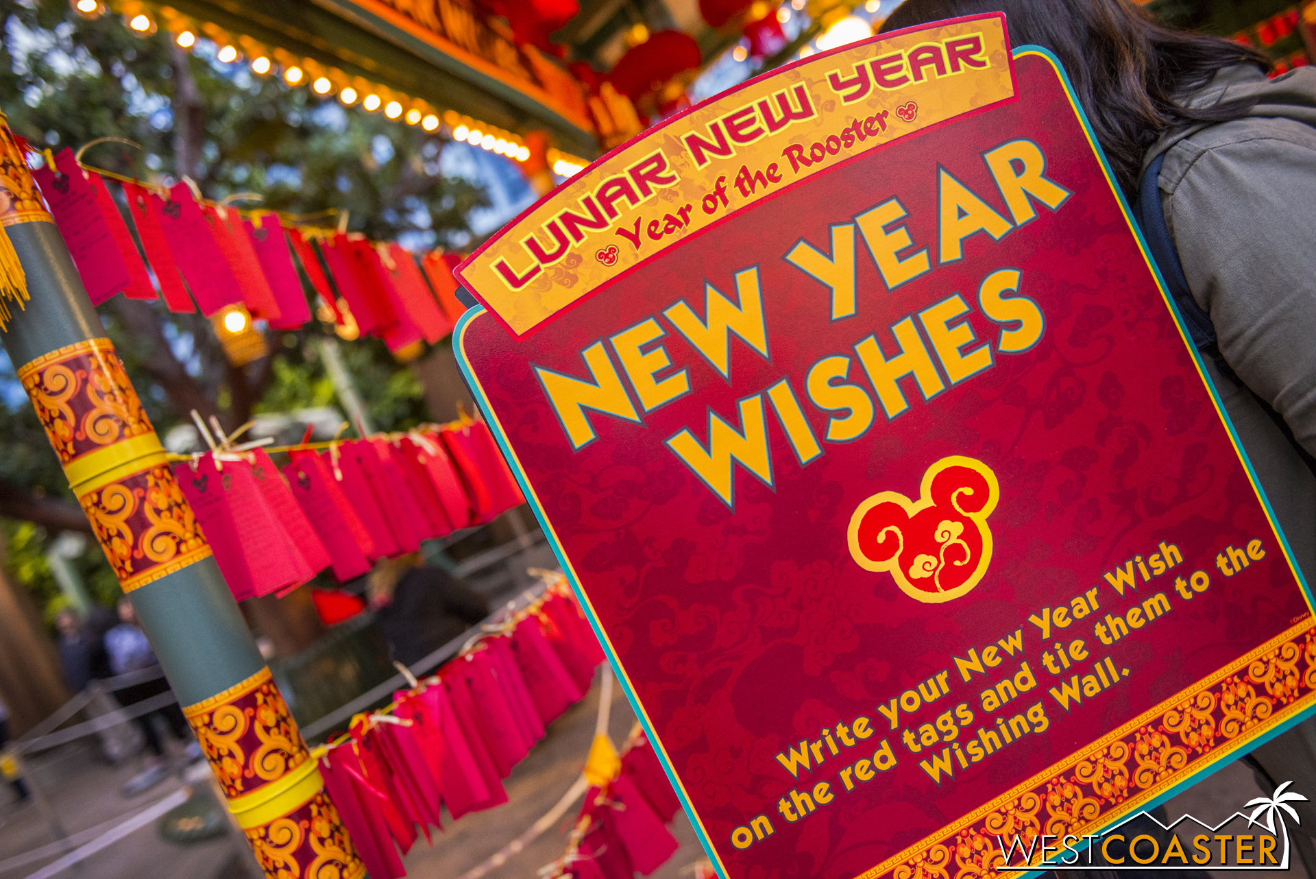  Guests can also write wishes on red tags and hang them for good fortune. 