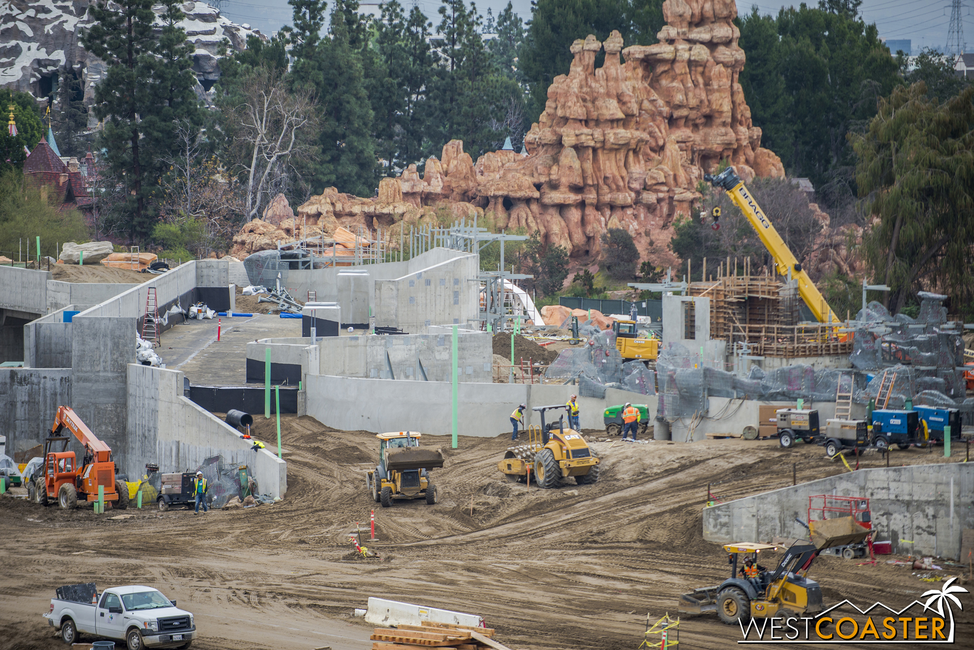  In addition, there looks to be a bit of a bridge over one of the future entry portals of "Star Wars" Land, presumably to provide service access and connect from backstage of Fantasyland/Frontierland.&nbsp; This looks similar to a  service crossing a