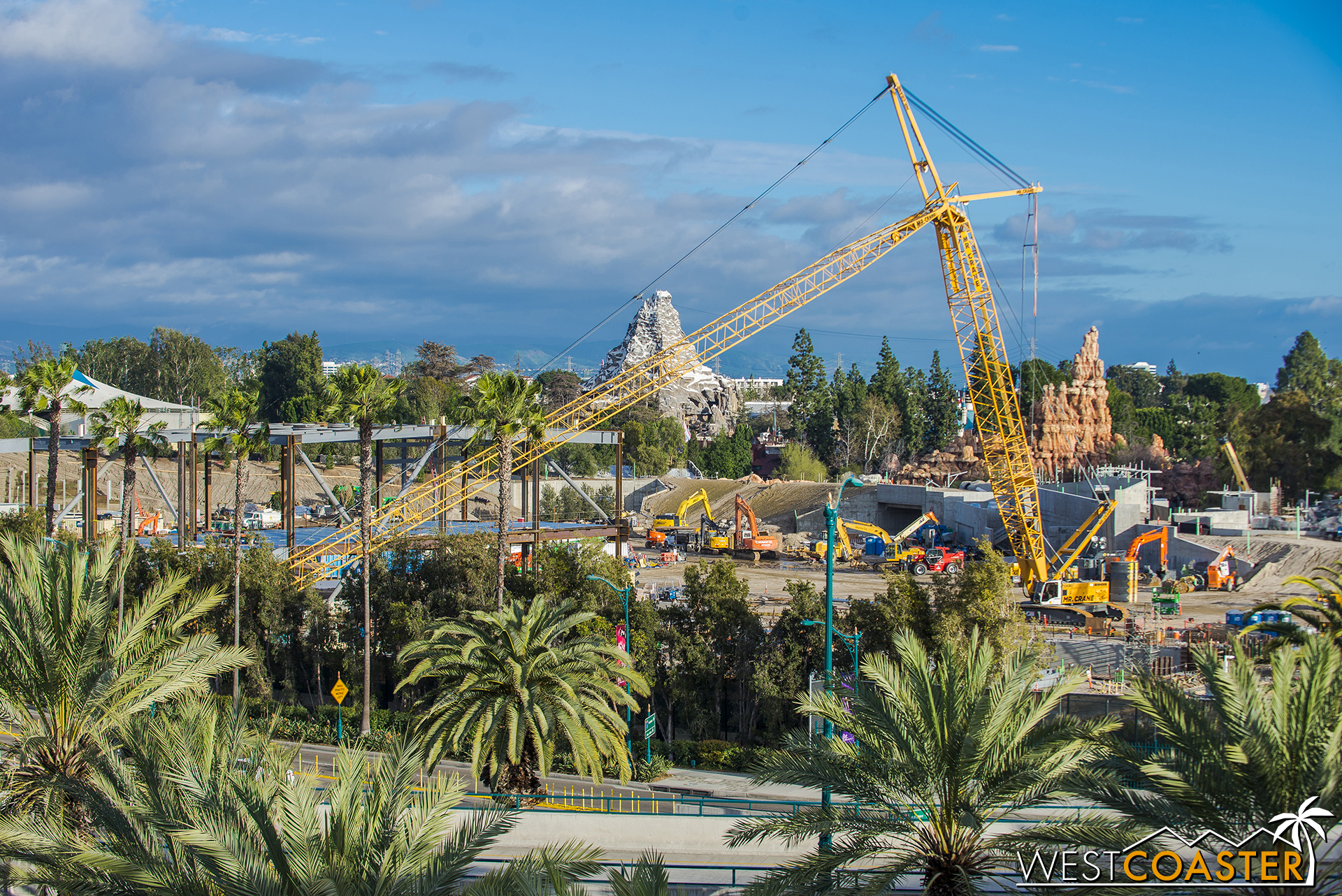 This being Sunday, the big crane was down for rest.