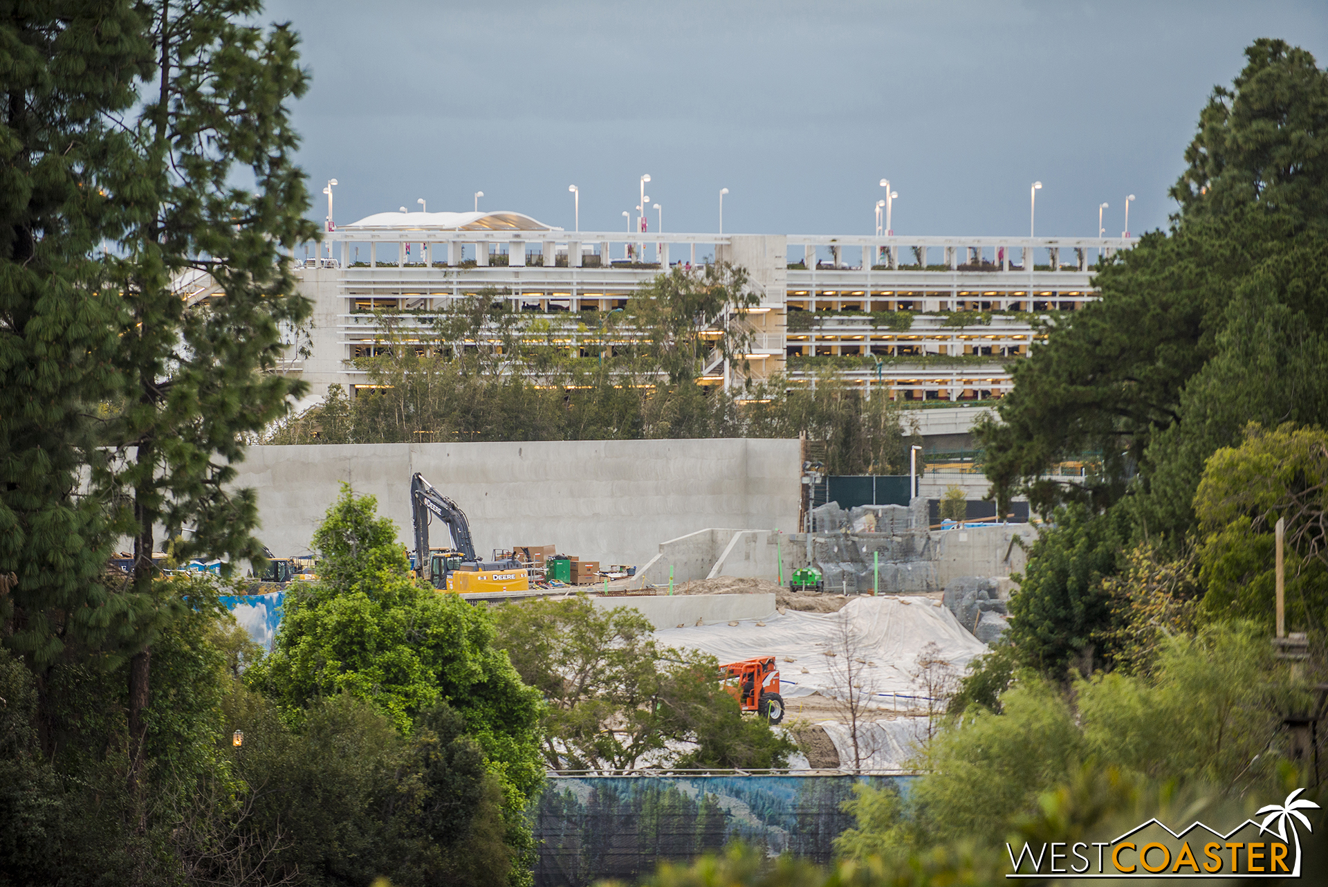  It doesn't look that large, until you look at the same wall from the opposite perspective (from Tarzan's Treehouse), and suddenly you realize: that's a big wall! 