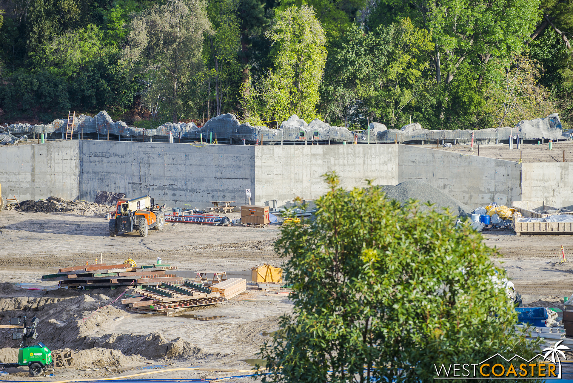  You can see the backside of the plaster that is forming the rockwork that will blend into the American West rustic setting of the Rivers of America. 
