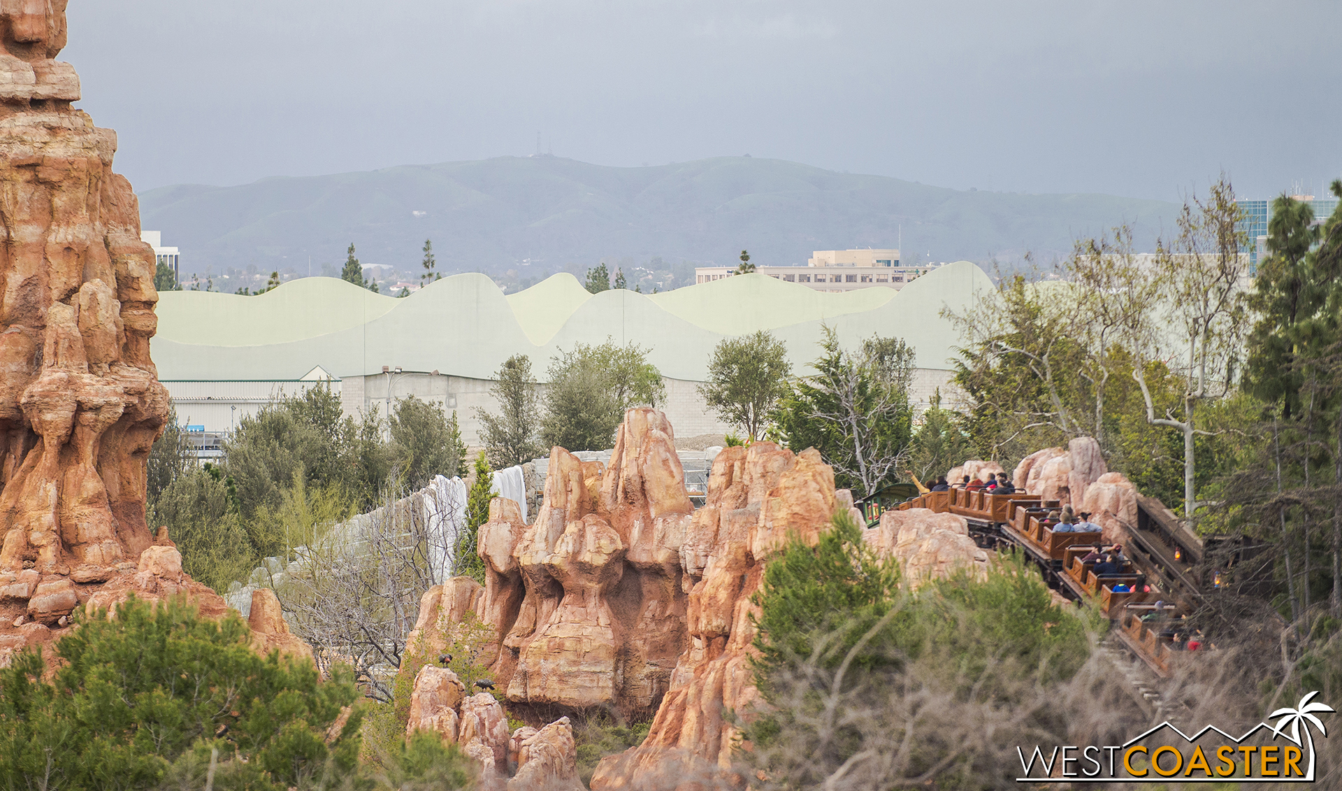Glancing at this part of "Star Wars" Land from Tarzan's Treehouse is not too helpful. Looks like some more future rockwork in gray in the back.