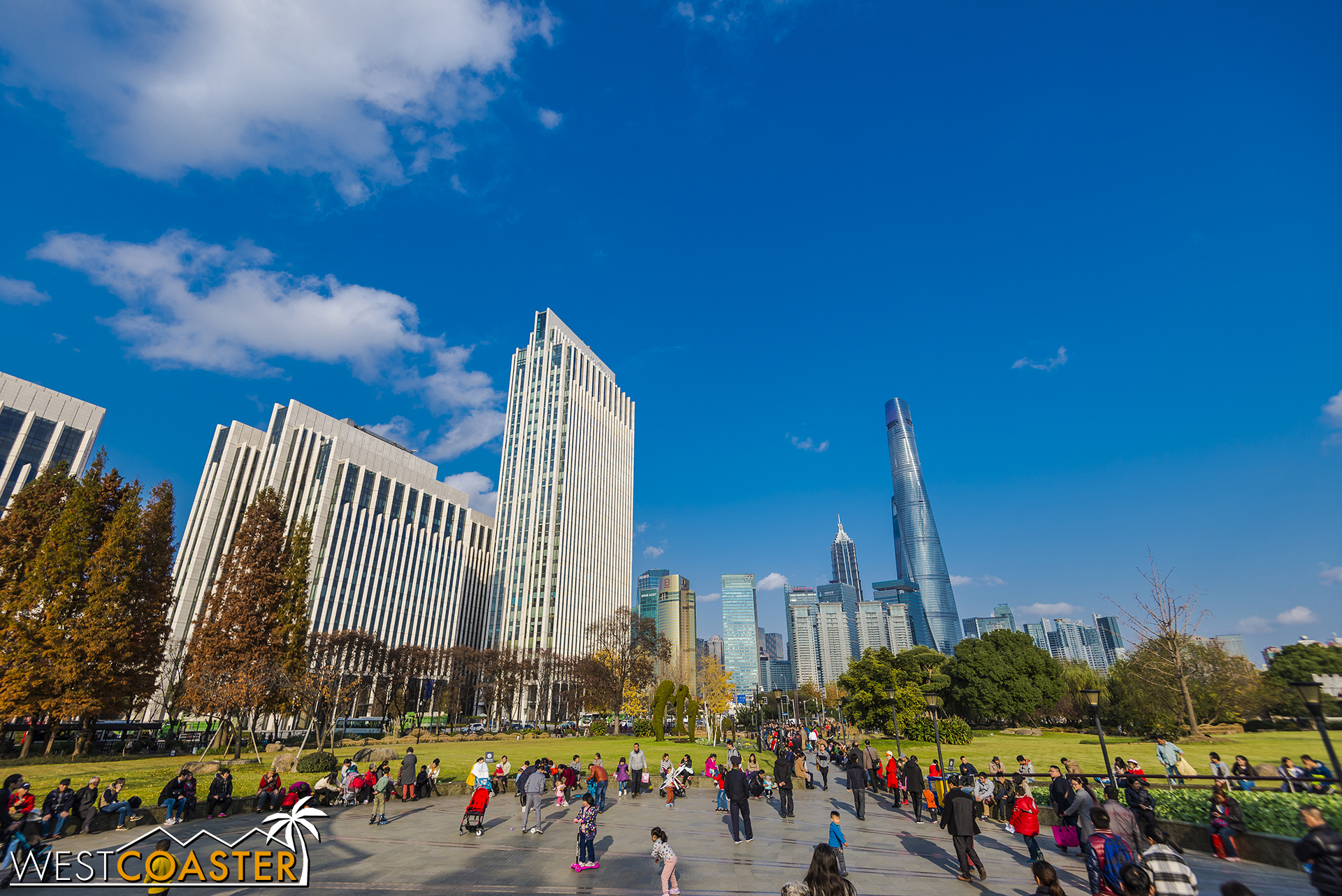 Gucheng Park is located practically around the corner from Yuyuan Garden and offers fantastic views of the new Shanghai skyline.