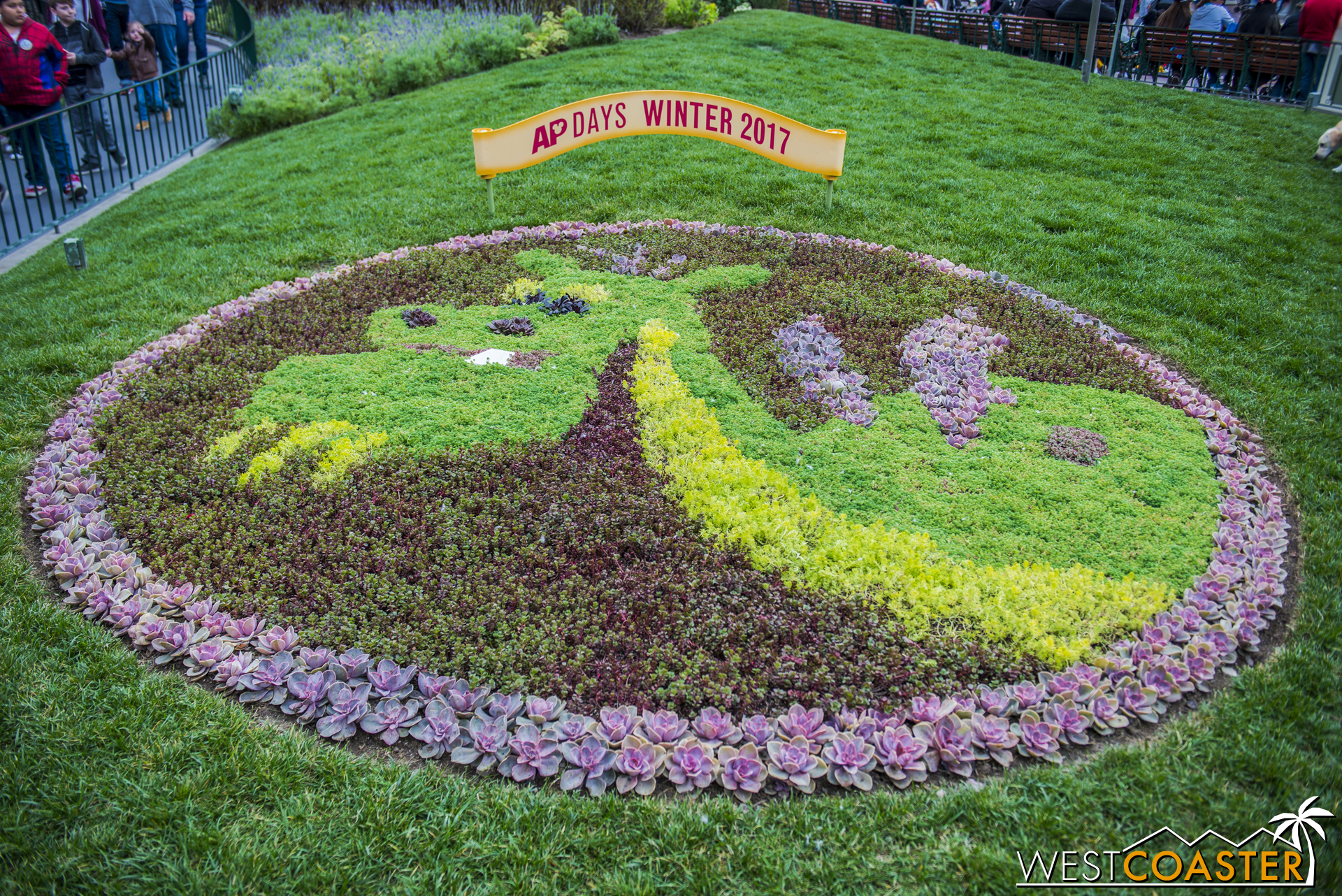  I feel ashamed for having missed this two visits in a row, but there's an adorable Elliott floral arrangement located off the main walkway between the Tomorrowland and Pixie Hollow entrances. 